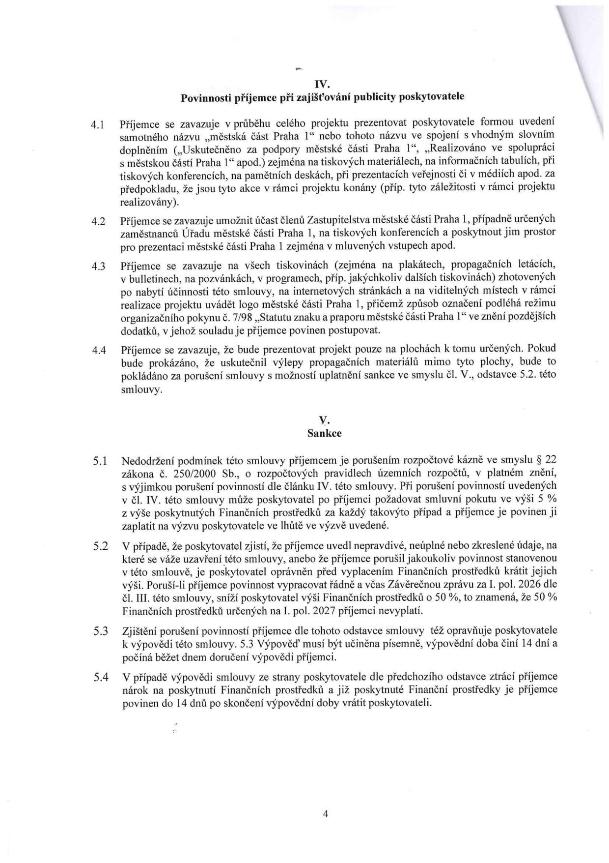 Strana 4 smlouvy obsahující články IV. (Povinnosti příjemce při zajišťování publicity poskytovatele) a V. (Sankce). Článek IV. specifikuje povinnost uvádět název 'městská část Praha 1' a logo na tiskovinách, informačních tabulích a při prezentacích, a povinnost umožnit účast zástupců městské části. Článek V. definuje sankce za porušení smlouvy: smluvní pokutu ve výši 5 % z poskytnutých prostředků, možnost krácení dotace (např. o 50 % při nevypracování závěrečné zprávy) a možnost výpovědi smlouvy s 14denní výpovědní lhůtou a povinností vrátit prostředky.