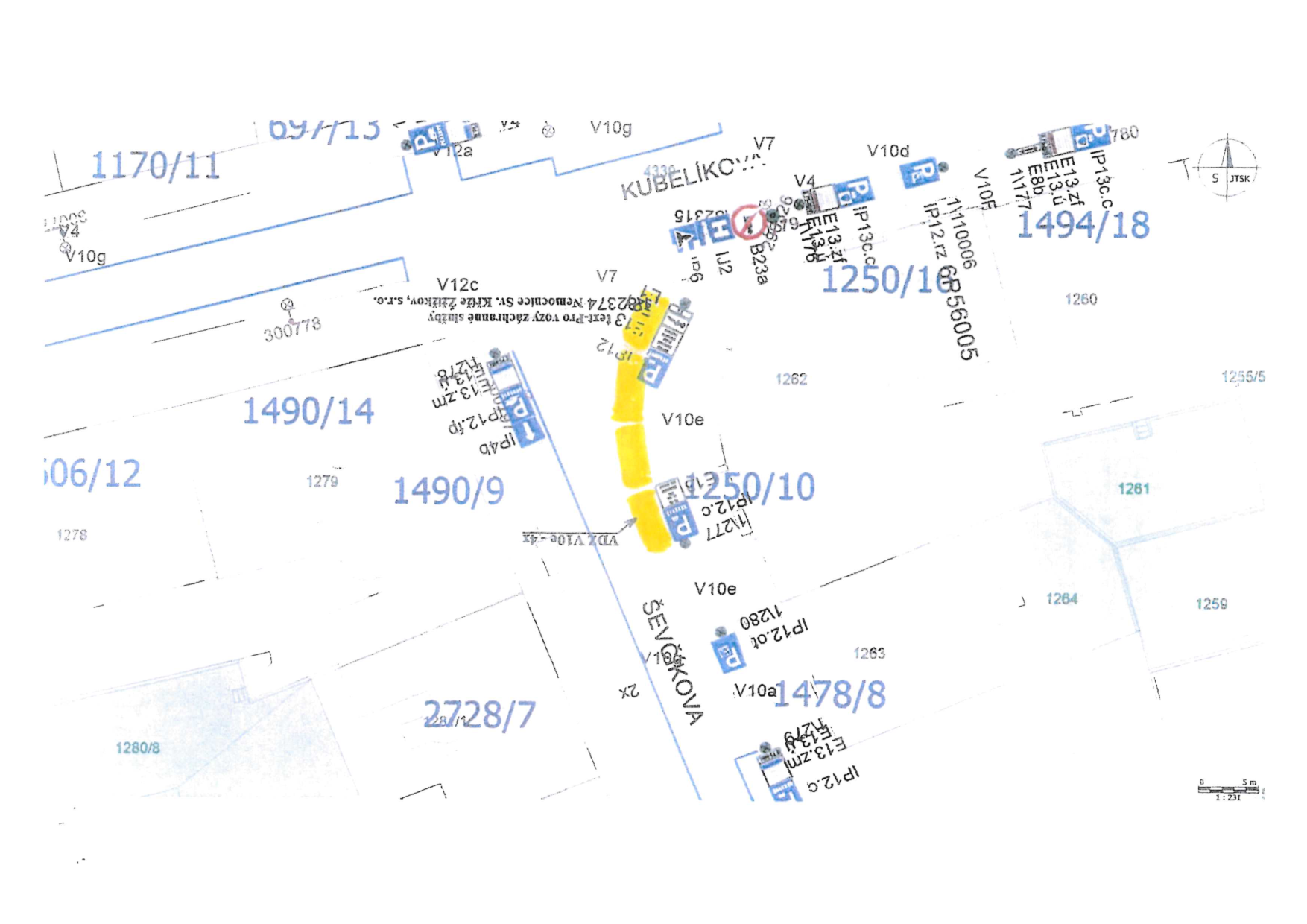 Situační nákres dopravního značení v ulici Ševcova. Obsahuje vyznačené parcely (např. 1170/11, 1490/14, 1490/9, 1250/16, 1478/8, 1494/18) a umístění dopravních značek (IP12, IP13, V10e, V10g, V10f, V4, V7). U značky IP12.fp je text: 'text-Pro vozy záchranné služby 2374 Nemocnice Sv. Kříže Žižkov, s.r.o.'. V pravém dolním rohu je měřítko 5 m.