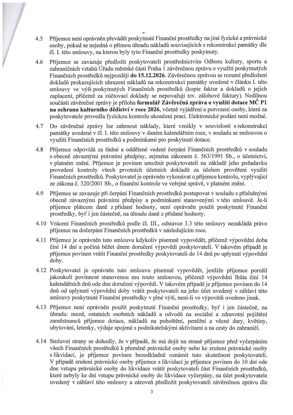 Strana 3 smlouvy o poskytnutí finančních prostředků (dotace) obsahující body 4.5 až 4.14. Klíčové informace: 
- 4.5: Zákaz převodu prostředků na jiné osoby.
- 4.6: Povinnost předložit závěrečnou zprávu do 15.12.2026 na formuláři MČ P1.
- 4.7: Do zprávy lze zahrnout náklady vzniklé v roce 2026.
- 4.8: Povinnost řádného vedení účetnictví dle zákona č. 563/1991 Sb. a možnost kontroly dle zákona č. 320/2001 Sb.
- 4.9: Zákaz použití dotace na úhradu DPH, pokud je příjemce plátcem.
- 4.10: Vrácení prostředků nezakládá právo na dočerpání v dalším roce.
- 4.11: Výpovědní lhůta smlouvy je 14 dní.
- 4.12: Možnost výpovědi ze strany poskytovatele při porušení povinností příjemcem.
- 4.13: Zákaz použití dotace na mzdy, osobní náklady, odvody, věcné dary, květiny, ubytování, letenky a cesty do zahraničí.
- 4.14: Povinnost oznámit změnu právní formy nebo likvidaci a vrátit nevyčerpané prostředky.