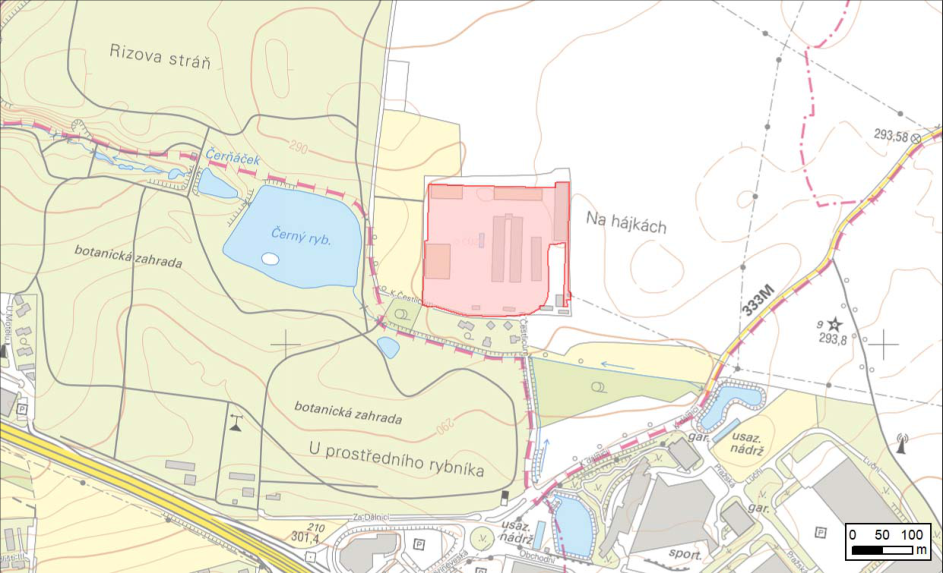 Situační plán území s vyznačenou červenou plochou (pravděpodobně zájmové území stavby). V mapě jsou uvedeny tyto názvy a popisky: Rizova stráň, Černáček, Černý ryb., botanická zahrada, U prostředního rybníka, Na hájkách, 333M, 293,8, 293,58, 301,4, 210, usaz. nádrž, gar., sport., Obchodní, Za Dálnicí, K Čestlicím, Pražská, Luční, V. (voda). Obsahuje měřítko 0 50 100 m.