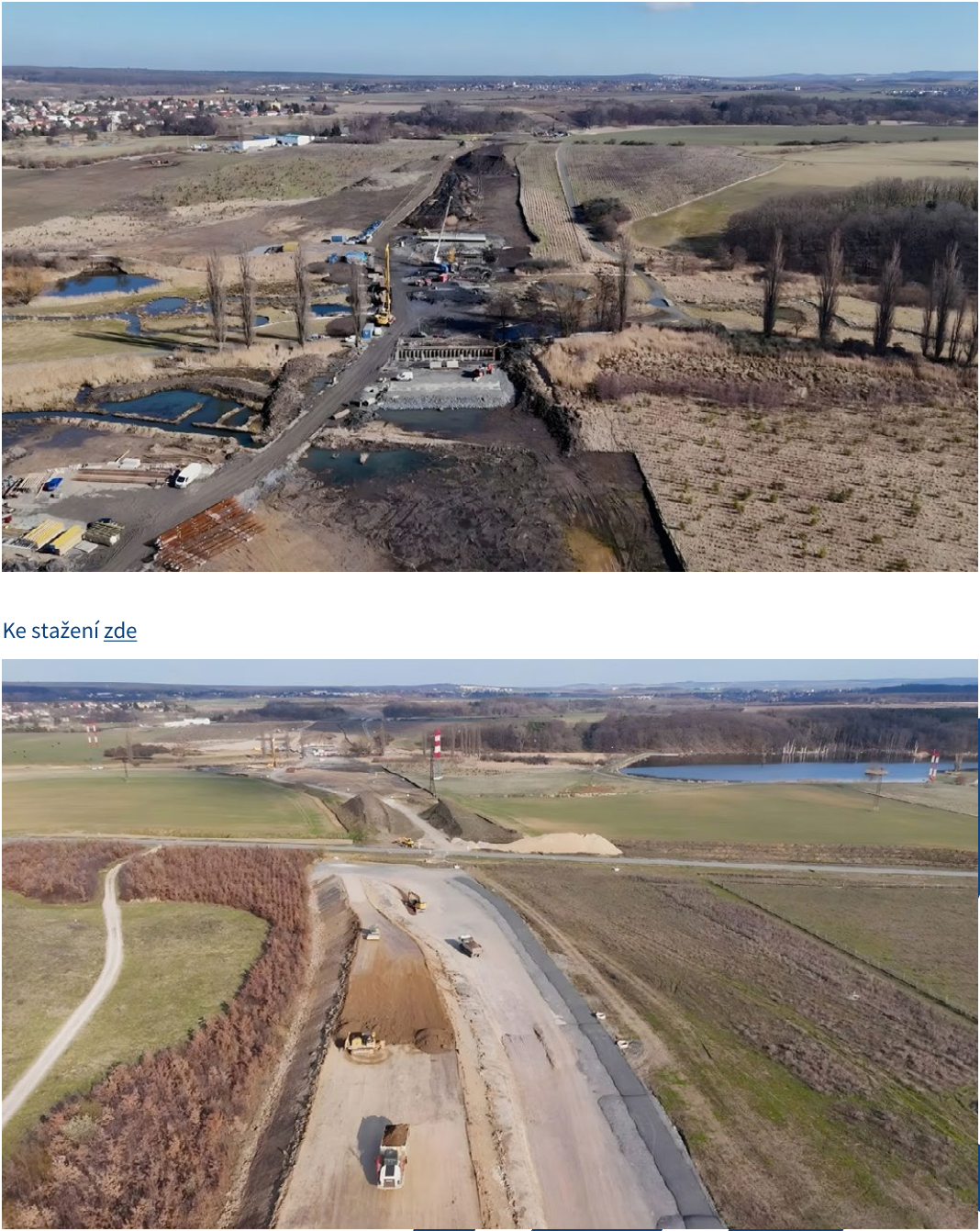 Dvě letecké fotografie zachycující průběh stavebních prací na dopravní infrastruktuře (pravděpodobně dálnice nebo silnice vyšší třídy). První snímek ukazuje staveniště v blízkosti vodních ploch a stromů, druhý snímek zachycuje rozestavěnou vozovku s těžkou technikou (buldozery, nákladní vozy) v otevřené krajině. Pod prvním obrázkem je textový odkaz: 'Ke stažení zde'.