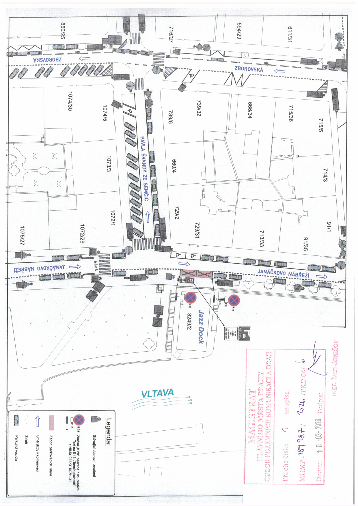 Dopravní situační plán s vyznačením parkovacích míst a dopravního značení v okolí Janáčkova nábřeží v Praze.