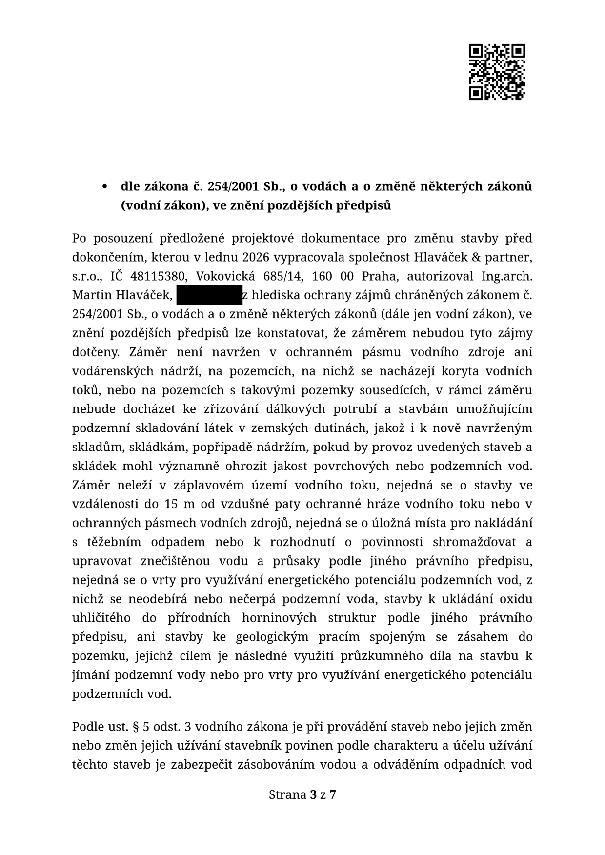 Úřední dokument (strana 3 ze 7) týkající se posouzení projektové dokumentace pro změnu stavby před dokončením dle zákona č. 254/2001 Sb. (vodní zákon). Dokument konstatuje, že záměr (vypracovaný v lednu 2026 společností Hlaváček & partner, s.r.o., IČ 48115380, Vokovická 685/14, 160 00 Praha, autorizovaný Ing. arch. Martinem Hlaváčkem) neohrozí zájmy chráněné vodním zákonem. Uvádí, že stavba není v ochranném pásmu vodního zdroje, v záplavovém území, ani v blízkosti koryt vodních toků, a nejedná se o rizikové stavby (sklady látek, vrty, těžební odpady atd.). Závěrem je citováno ustanovení § 5 odst. 3 vodního zákona o povinnosti zajistit zásobování vodou a odvádění odpadních vod.
