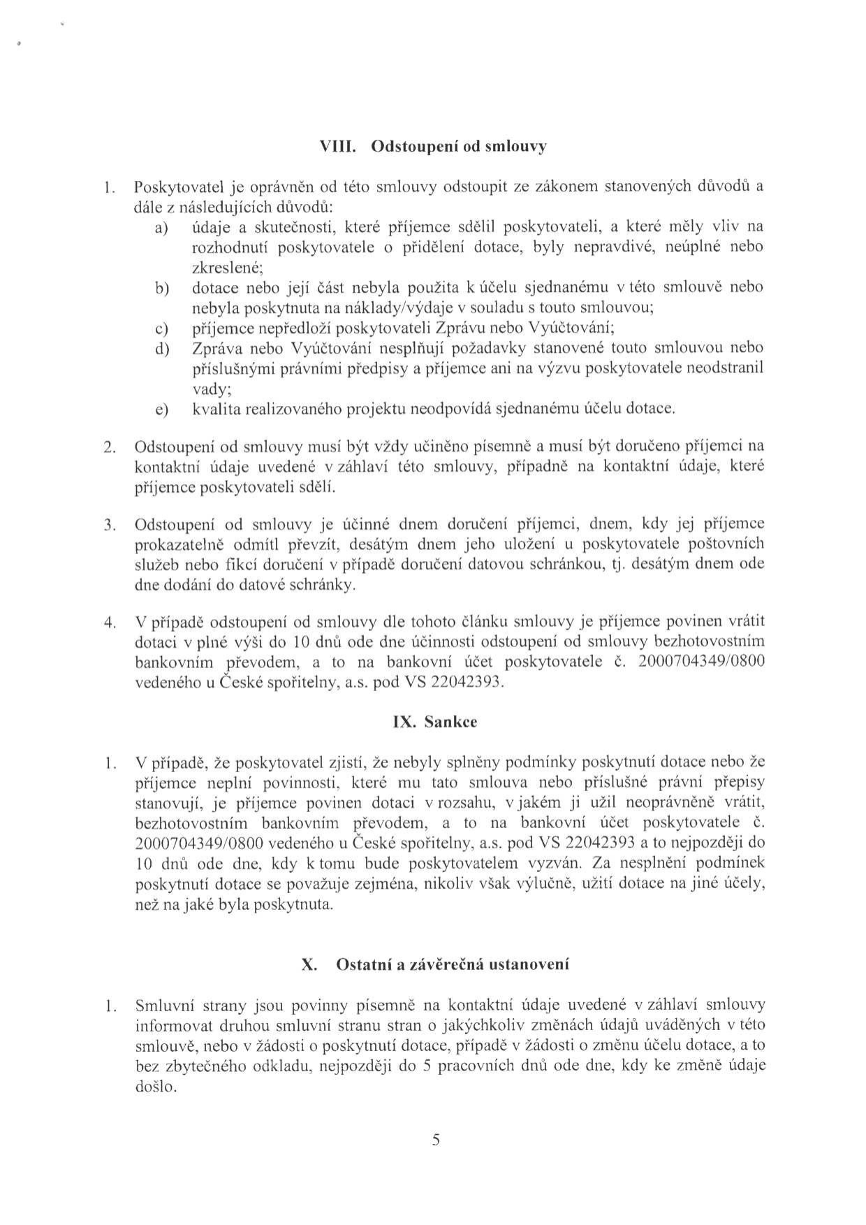 Strana 5 smlouvy obsahující články VIII. Odstoupení od smlouvy, IX. Sankce a X. Ostatní a závěrečná ustanovení. Článek VIII definuje důvody pro odstoupení od smlouvy (nepravdivé údaje, zneužití dotace, nepředložení zpráv, vady projektu) a postup při vracení dotace na účet 2000704349/0800 u České spořitelny, a.s. (VS 22042393). Článek IX upravuje sankce při nesplnění podmínek dotace. Článek X stanovuje povinnost informovat druhou stranu o změnách kontaktních údajů do 5 pracovních dnů.