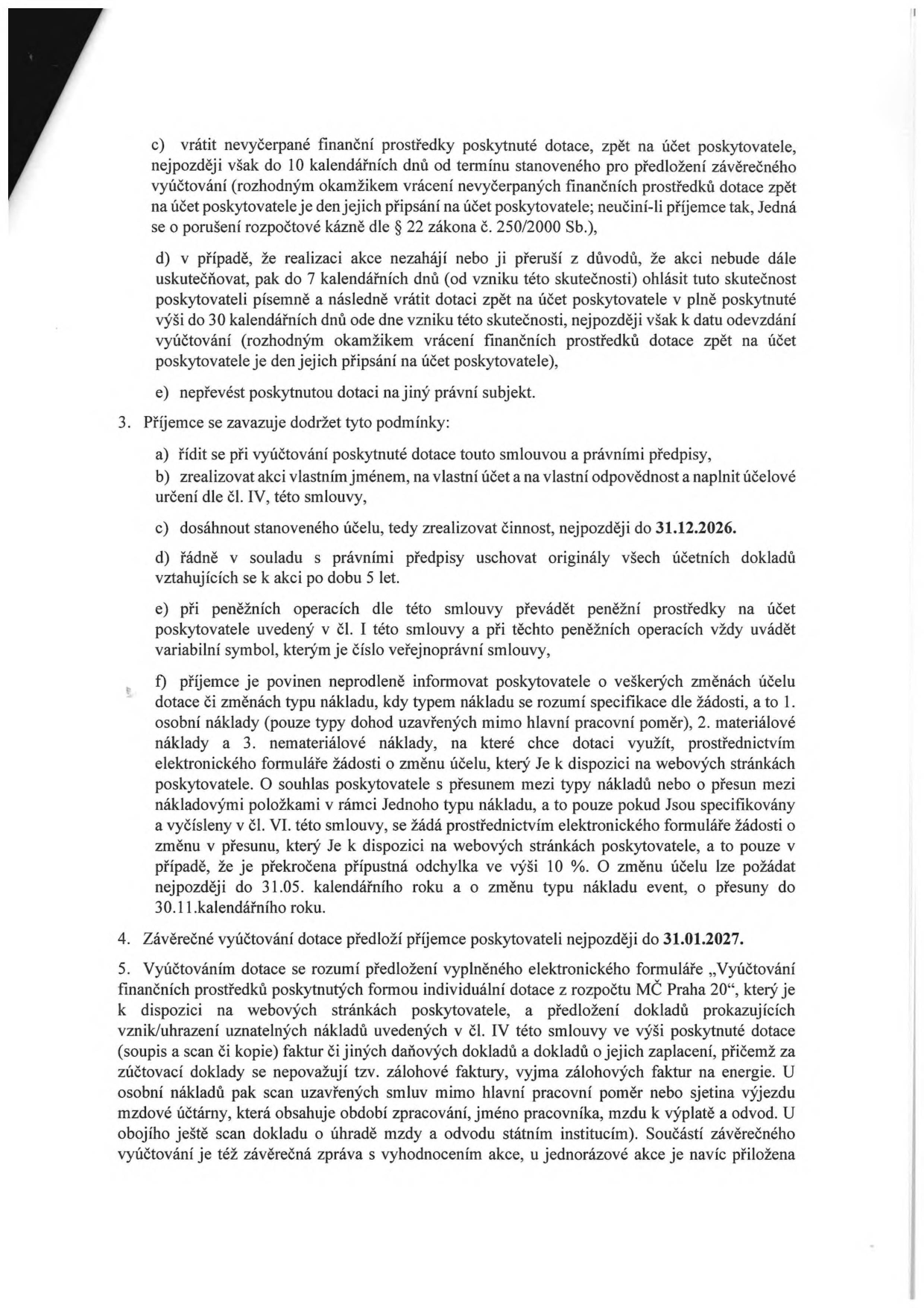 Text dokumentu obsahující smluvní podmínky pro příjemce dotace: c) povinnost vrátit nevyčerpané prostředky do 10 dnů od termínu vyúčtování, d) povinnost ohlásit neuskutečnění nebo přerušení akce do 7 dnů, e) zákaz převodu dotace na jiný subjekt. Bod 3: Povinnosti příjemce: a) řídit se smlouvou a předpisy, b) realizovat akci vlastním jménem a na vlastní odpovědnost, c) dosáhnout účelu do 31.12.2026, d) uschovat účetní doklady po dobu 5 let, e) uvádět variabilní symbol při převodech, f) informovat o změnách účelu dotace nebo typu nákladů (osobní, materiálové, nemateriálové) prostřednictvím elektronického formuláře (změny typu nákladů do 31.05., přesuny do 30.11.). Bod 4: Termín pro předložení vyúčtování je do 31.01.2027. Bod 5: Definice vyúčtování dotace (elektronický formulář, doklady o zaplacení, výjimky pro zálohové faktury, náležitosti u osobních nákladů, závěrečná zpráva).