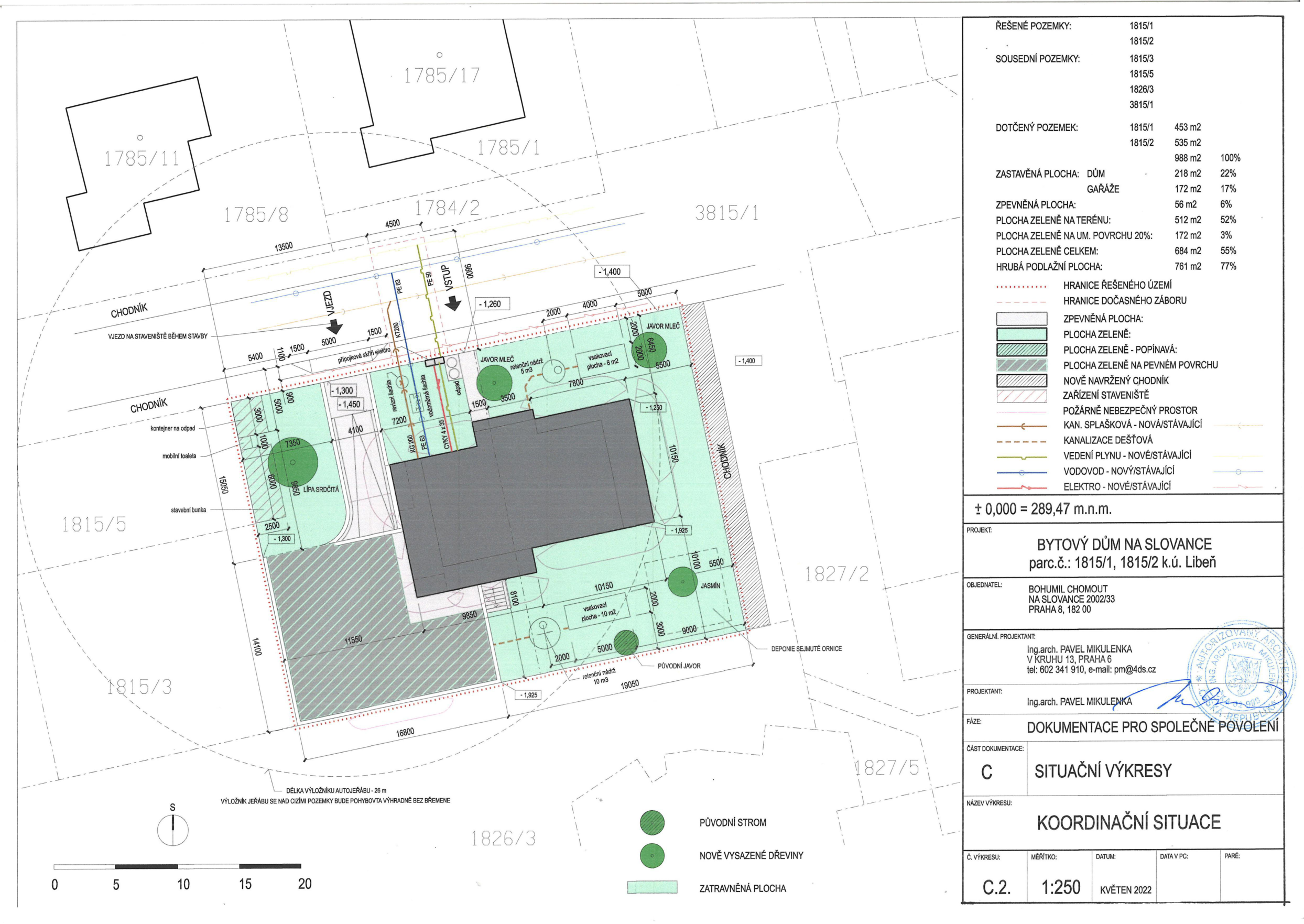 Koordinační situace stavby bytového domu na pozemcích parc. č. 1815/1 a 1815/2 v k.ú. Libeň. 

Technické údaje:
- Řešené pozemky: 1815/1, 1815/2
- Sousední pozemky: 1815/3, 1815/5, 1826/3, 3815/1
- Dotčený pozemek: 1815/1 (453 m2), 1815/2 (535 m2)
- Zastavěná plocha: dům 218 m2 (22 %), garáže 172 m2 (17 %)
- Zpevněná plocha: 56 m2 (6 %)
- Plocha zeleně na terénu: 512 m2 (52 %)
- Plocha zeleně na um. povrchu 20 %: 172 m2 (3 %)
- Plocha zeleně celkem: 684 m2 (55 %)
- Hrubá podlažní plocha: 761 m2 (77 %)
- Nadmořská výška: ± 0,000 = 289,47 m n. m.

Projektové informace:
- Projekt: Bytový dům na Slovance, parc. č. 1815/1, 1815/2 k.ú. Libeň
- Objednatel: Bohumil Chomout, Na Slovance 2002/33, Praha 8, 182 00
- Generální projektant: Ing. arch. Pavel Mikulenka, V Kruhu 13, Praha 6, tel: 602 341 910, e-mail: pm@4ds.cz
- Fáze: Dokumentace pro společné povolení
- Část dokumentace: C - Situační výkresy
- Název výkresu: Koordinační situace
- Datum: Květen 2022
- Měřítko: 1:250
- Číslo výkresu: C.2

Legenda obsahuje značení pro hranice řešeného území, dočasného záboru, zpevněné plochy, různé typy zeleně, nově navržený chodník, zařízení staveniště, požárně nebezpečný prostor, kanalizaci, vedení plynu, vodovod a elektro. V plánu jsou vyznačeny vsakovací plochy (8 m2 a 10 m2), retenční nádrž (10 m3) a stávající i nově vysazené dřeviny.