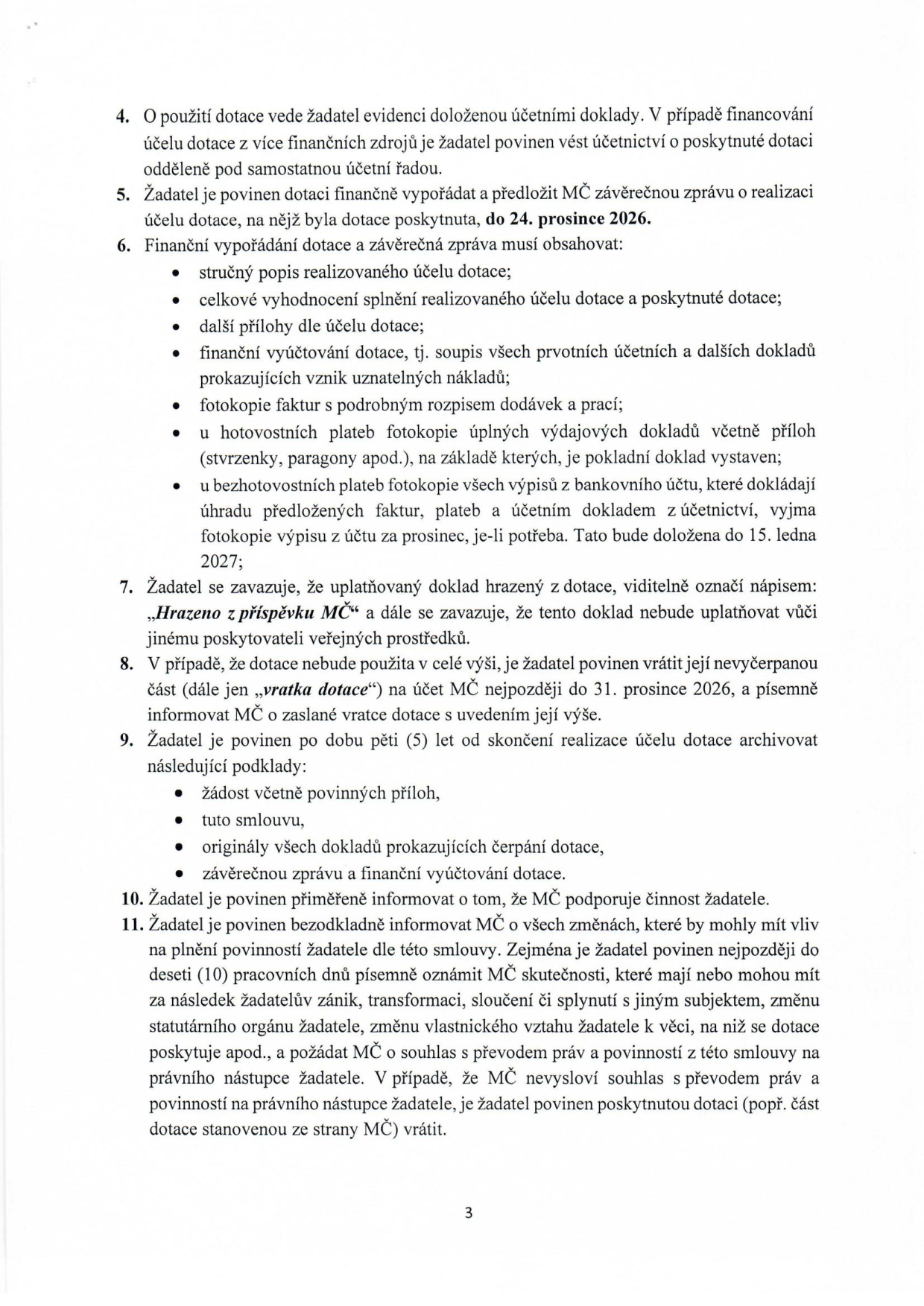 Strana 3 smlouvy o poskytnutí dotace obsahující body 4 až 11:
4. Povinnost vést oddělenou účetní evidenci dotace.
5. Povinnost finančně vypořádat dotaci a předložit závěrečnou zprávu do 24. prosince 2026.
6. Seznam náležitostí finančního vypořádání a závěrečné zprávy (popis účelu, vyhodnocení, přílohy, soupis účetních dokladů, faktury, výpisy z účtu).
7. Povinnost označit doklady nápisem „Hrazeno z příspěvku MČ“.
8. Povinnost vrátit nevyčerpanou část dotace na účet MČ do 31. prosince 2026.
9. Povinnost archivovat dokumentaci po dobu 5 let od skončení realizace.
10. Povinnost informovat o podpoře ze strany MČ.
11. Povinnost informovat MČ o změnách (zánik, transformace, změna statutárního orgánu atd.) a žádat o souhlas s převodem práv a povinností.