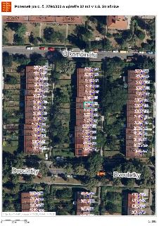 Katastrální mapa s ortofotomapou zobrazující pozemek parc. č. 2794/300 o výměře 32 m2 v k.ú. Strašnice. Mapa obsahuje popisná čísla parcel v oblasti ulic Ú Kom…