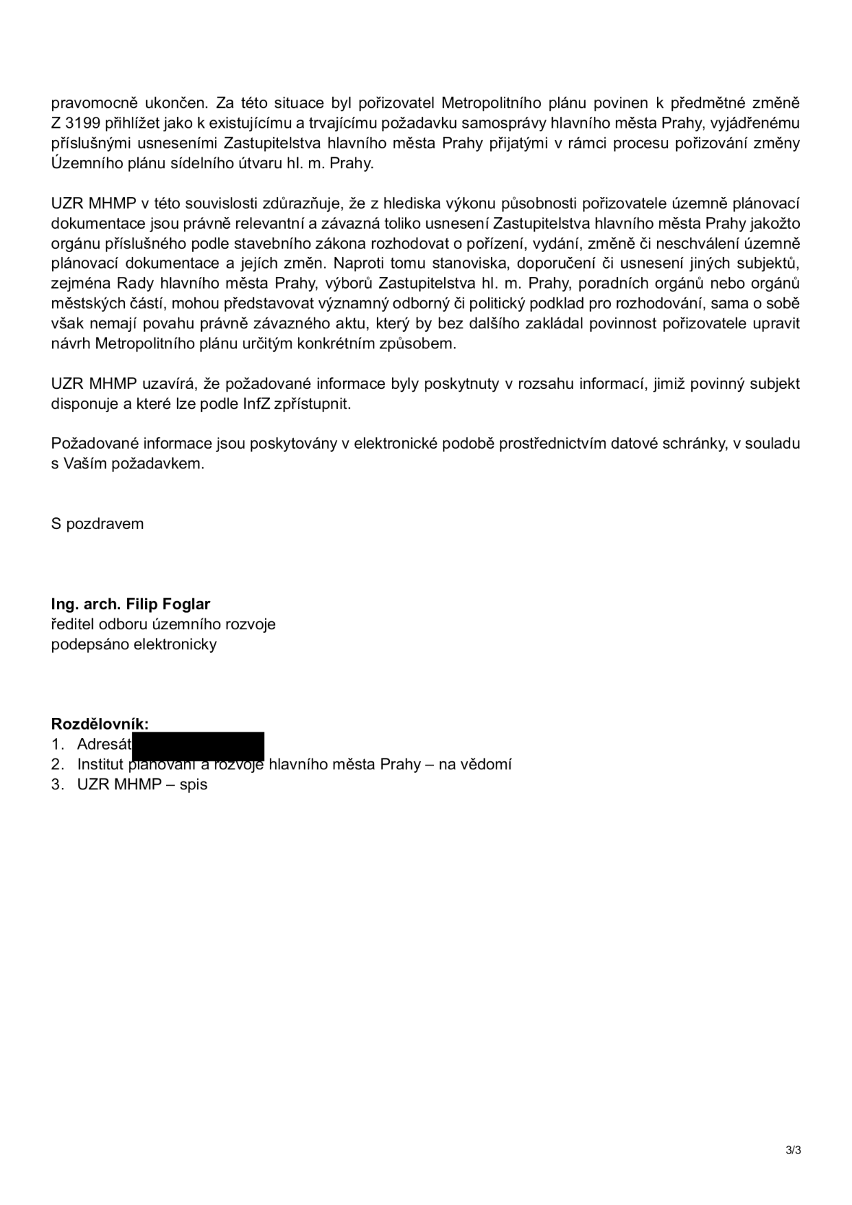 Závěrečná část úředního dopisu od Odboru územního rozvoje Magistrátu hlavního města Prahy (UZR MHMP). Text vysvětluje, že pro pořizovatele Metropolitního plánu jsou právně závazná pouze usnesení Zastupitelstva hl. m. Prahy, nikoliv stanoviska jiných orgánů či městských částí. Dopis je podepsán Ing. arch. Filipem Foglarem, ředitelem odboru územního rozvoje. Rozdělovník obsahuje adresáta, Institut plánování a rozvoje hlavního města Prahy a spis UZR MHMP.