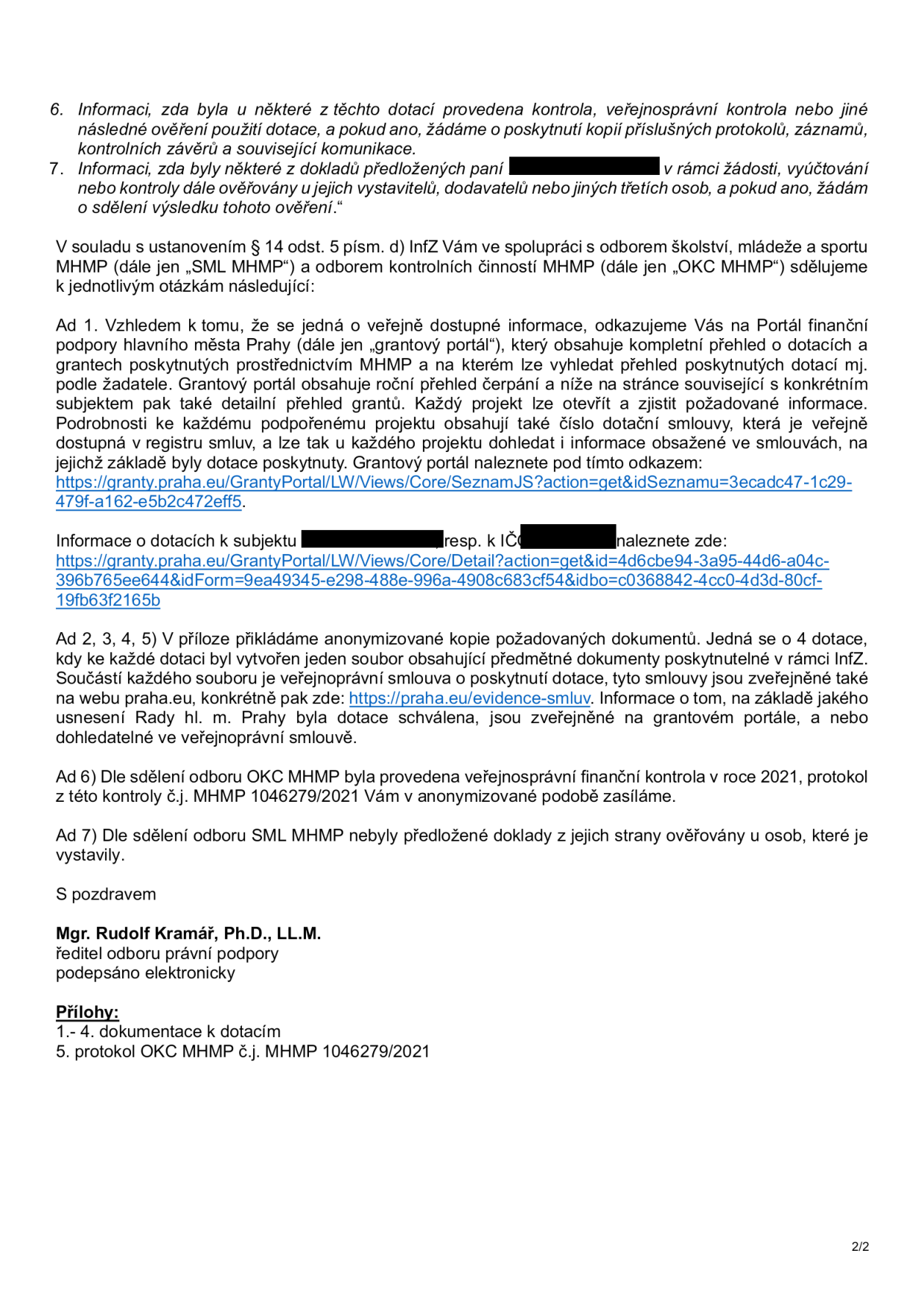 Druhá strana úředního dopisu (odpověď na žádost o informace podle zákona č. 106/1999 Sb.). Obsah: 6. Informace o provedených kontrolách a poskytnutí protokolů. 7. Informace o ověřování dokladů u třetích osob. Odpověď MHMP: Ad 1. Odkaz na grantový portál hl. m. Prahy pro přehled dotací (uvedeny URL odkazy). Ad 2, 3, 4, 5. Přiloženy anonymizované kopie dokumentů ke 4 dotacím, smlouvy jsou dostupné v registru smluv. Ad 6. V roce 2021 proběhla kontrola (protokol č.j. MHMP 1046279/2021). Ad 7. Doklady nebyly u třetích osob ověřovány. Podepsán Mgr. Rudolf Kramář, Ph.D., LL.M., ředitel odboru právní podpory. Přílohy: 1.-4. dokumentace k dotacím, 5. protokol OKC MHMP č.j. MHMP 1046279/2021.