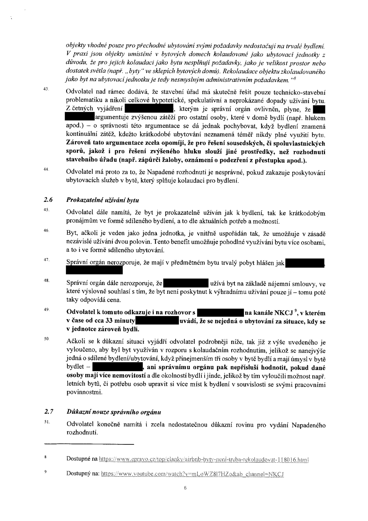 Strana 6 právního dokumentu (odvolání). Obsah: 2.6 Prokazatelné užívání bytu (body 45-50) a 2.7 Důkazní nouze správního orgánu (bod 51). Text argumentuje, že byt je užíván k bydlení i ke sdílenému bydlení, zpochybňuje argumenty správního orgánu o zátěži hlukem a nedostatečnosti důkazů. Obsahuje poznámky pod čarou: 8) odkaz na článek na epravo.cz o Airbnb a rekolaudaci, 9) odkaz na YouTube video kanálu NKCJ.