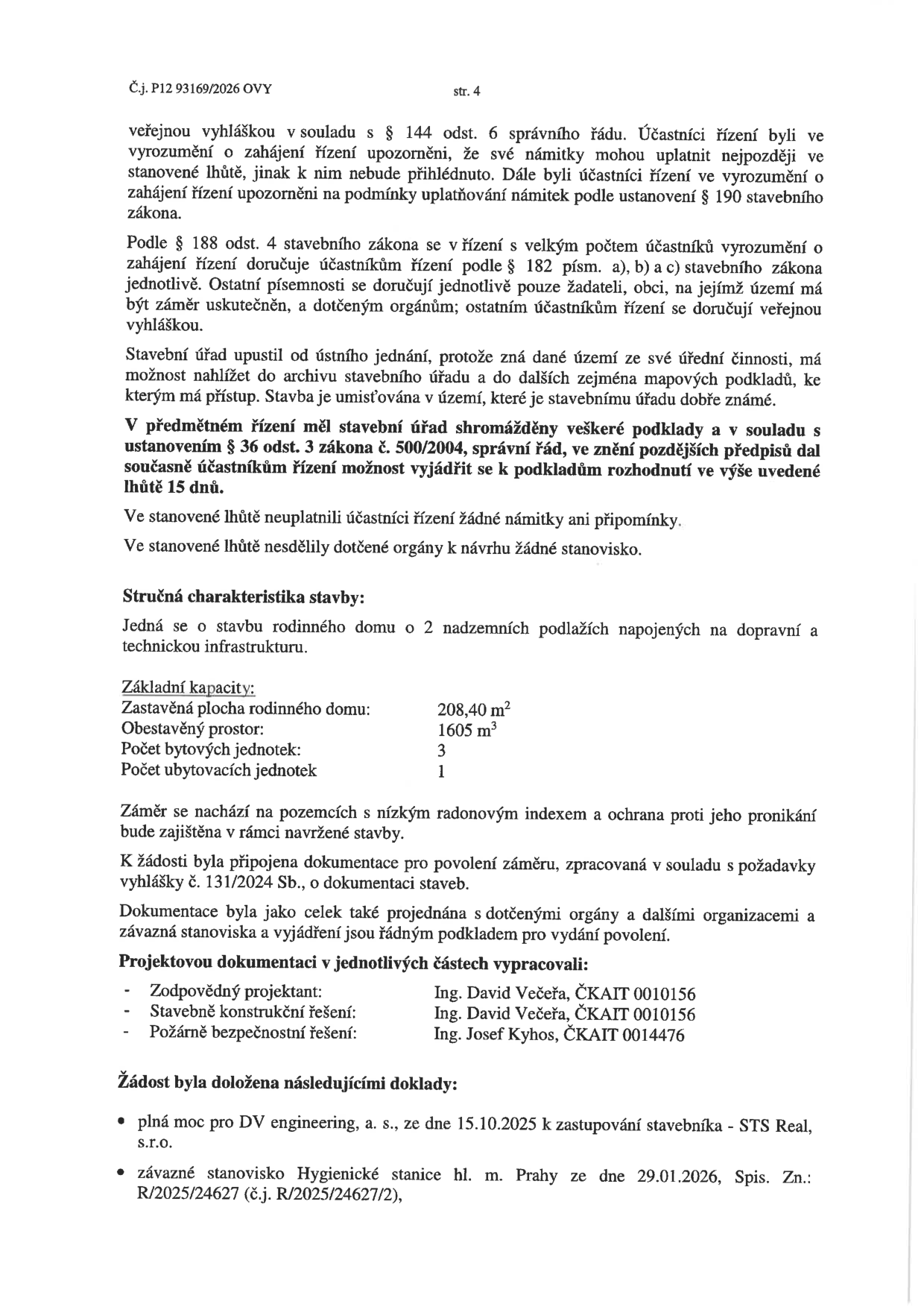 Část úředního dokumentu č.j. P12 93169/2026 OVY, strana 4. Obsahuje informace o průběhu stavebního řízení: oznámení o zahájení řízení, upuštění od ústního jednání, vypořádání námitek a připomínek. Stručná charakteristika stavby: rodinný dům o 2 nadzemních podlažích, zastavěná plocha 208,40 m², obestavěný prostor 1605 m³, 3 bytové jednotky, 1 ubytovací jednotka. Projektová dokumentace: Ing. David Večeře (zodpovědný projektant, stavebně konstrukční řešení), Ing. Josef Kyhos (požárně bezpečnostní řešení). Doklady: plná moc pro DV engineering, a.s. ze dne 15.10.2025, závazné stanovisko Hygienické stanice hl. m. Prahy ze dne 29.01.2026 (Spis. Zn.: R/2025/24627).