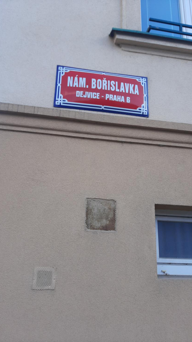 Fotografie uliční tabulky s označením místa (nám. Bořislavka, Dejvice - Praha 6).