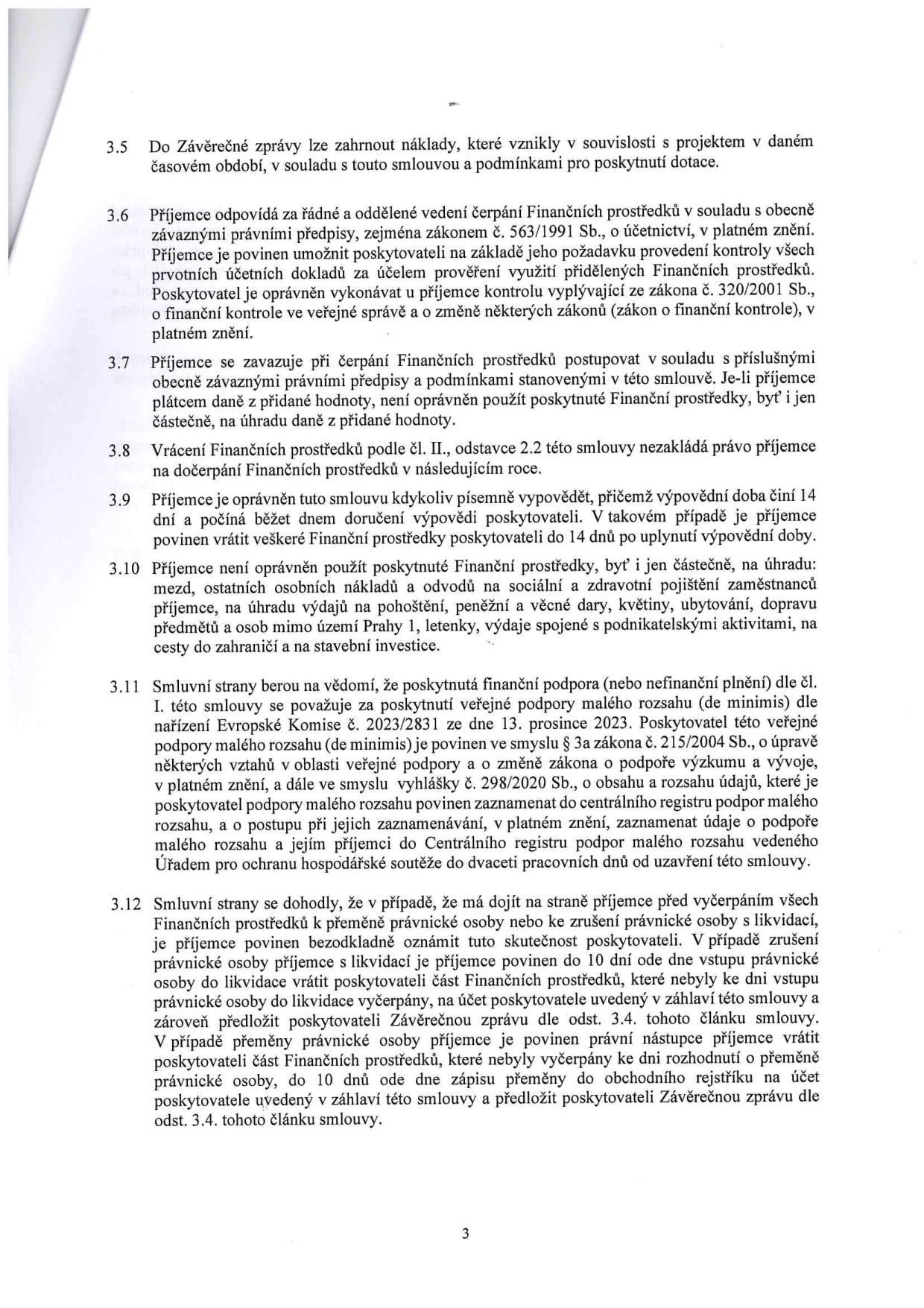 Strana 3 smlouvy obsahující body 3.5 až 3.12: 3.5 Zahrnutí nákladů do závěrečné zprávy. 3.6 Povinnost řádného vedení účetnictví a umožnění kontroly dle zákona č. 320/2001 Sb. 3.7 Závazek postupovat dle předpisů, zákaz použití prostředků na DPH. 3.8 Vrácení prostředků nezakládá právo na dočerpání v dalším roce. 3.9 Možnost výpovědi smlouvy příjemcem s 14denní výpovědní lhůtou. 3.10 Seznam nákladů, na které nelze prostředky použít (mzdy, osobní náklady, pohoštění, dary, ubytování, doprava mimo Prahu 1, letenky, stavební investice). 3.11 Informace o veřejné podpoře malého rozsahu (de minimis) dle nařízení Komise č. 2023/2831. 3.12 Postup při přeměně nebo zrušení právnické osoby příjemce (povinnost oznámení, vrácení nevyčerpaných prostředků a předložení závěrečné zprávy).