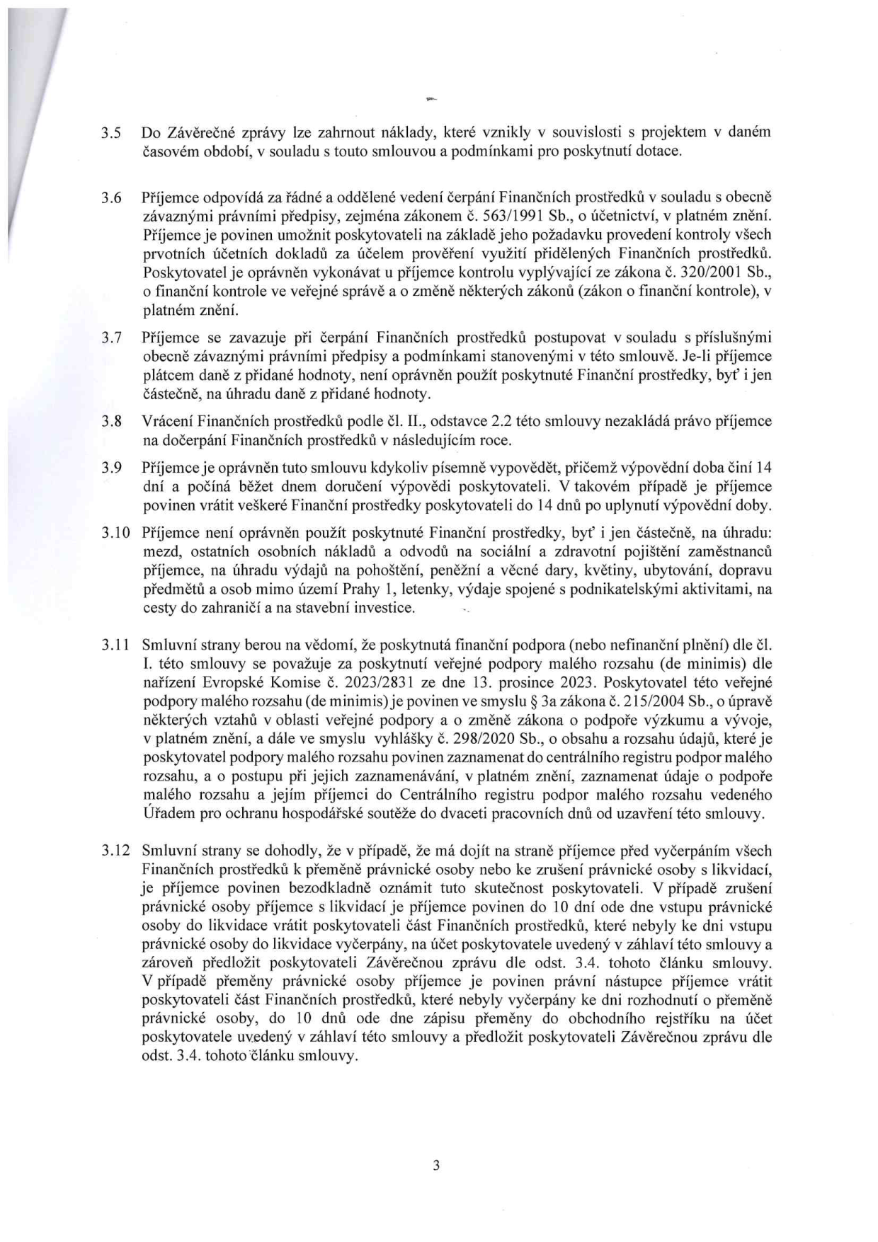 Strana 3 smlouvy o poskytnutí dotace obsahující body 3.5 až 3.12: 3.5 Zahrnutí nákladů do Závěrečné zprávy. 3.6 Povinnosti příjemce ohledně účetnictví a kontrol dle zákona č. 563/1991 Sb. a 320/2001 Sb. 3.7 Zákaz použití dotace na úhradu DPH. 3.8 Vrácení prostředků. 3.9 Možnost výpovědi smlouvy příjemcem (výpovědní lhůta 14 dní). 3.10 Výčet neuznatelných nákladů (mzdy, sociální a zdravotní pojištění, dary, ubytování, doprava mimo Prahu 1, zahraniční cesty, stavební investice). 3.11 Informace o veřejné podpoře malého rozsahu (de minimis) dle nařízení Komise č. 2023/2831 a zákona č. 215/2004 Sb. 3.12 Postup při přeměně nebo zrušení právnické osoby příjemce (povinnost vrátit nevyčerpané prostředky a předložit závěrečnou zprávu).