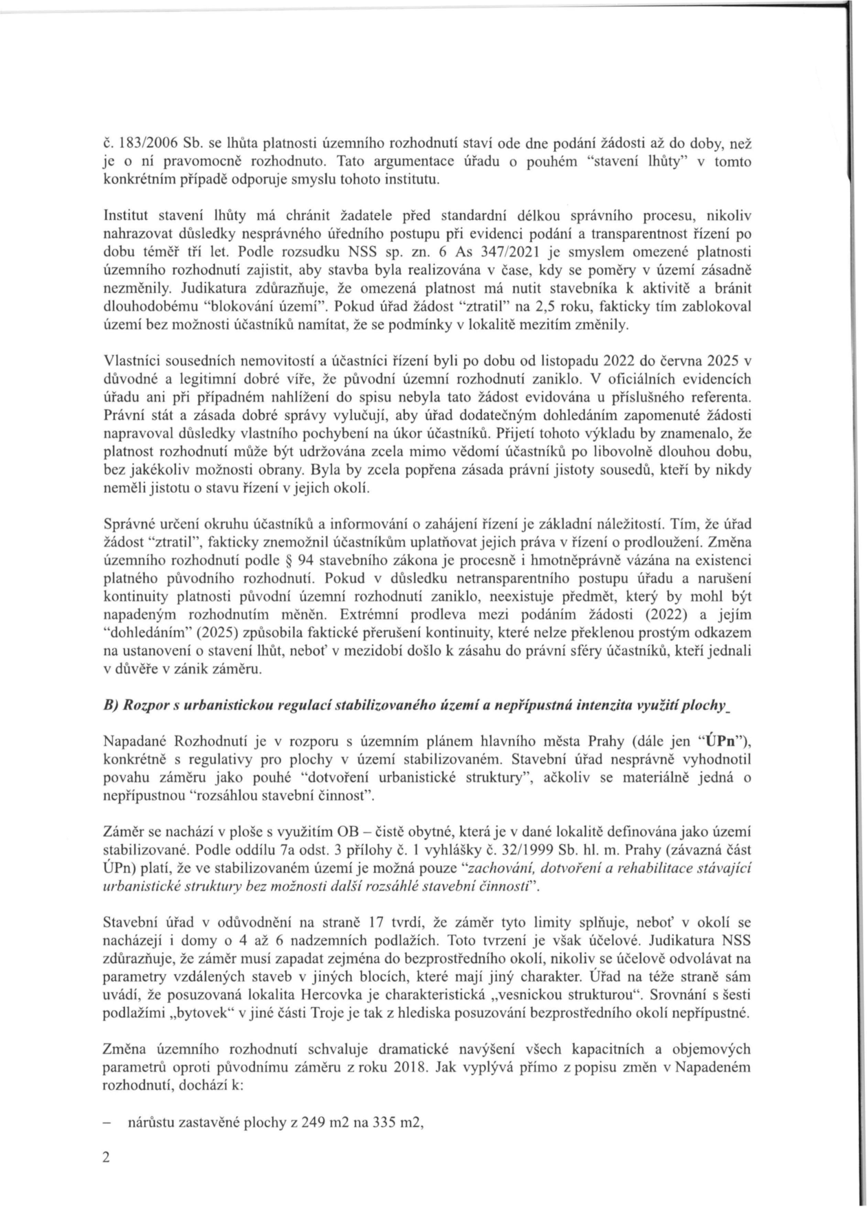 Text dokumentu (strana 2) obsahující právní argumentaci v rámci správního řízení. Hlavní body: 1) Argumentace k lhůtě platnosti územního rozhodnutí: kritika 'ztracené' žádosti úřadem, která způsobila průtahy a narušení právní jistoty účastníků řízení. 2) Rozpor s urbanistickou regulací stabilizovaného území: argumentace, že záměr je v rozporu s územním plánem hl. m. Prahy (ÚPn) pro plochy OB (čistě obytné), kde je přípustné pouze 'zachování, dotvoření a rehabilitace stávající urbanistické struktury'. Kritika nepřípustné intenzity výstavby, nesouladu s okolní zástavbou (4-6 podlaží vs. nově navrhované parametry) a nárůstu zastavěné plochy z 249 m2 na 335 m2.