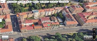 Ortofoto (mapa) Google Maps zachycující blok domů v Praze, ulice Plzeňská a Erbenova. Označená místa: Kočárek, Galerie Ivana Bednáře, PrivateGym | Plzeňská 846…