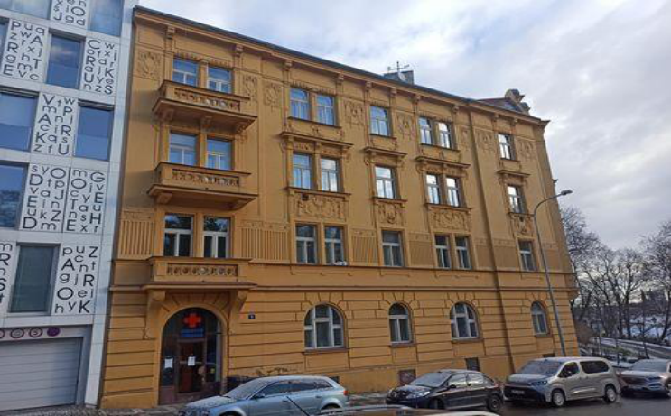 Fotografie budovy, pravděpodobně jako příloha k úřednímu oznámení či stavebnímu řízení.