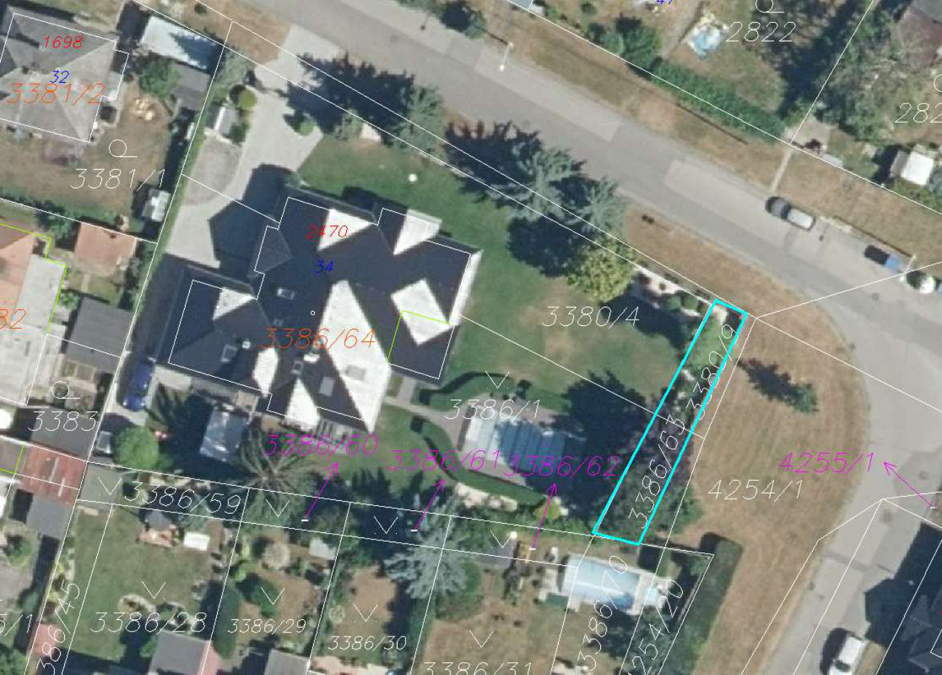 Katastrální mapa s ortofotomapou zobrazující parcely v dané lokalitě. Čitelné parcely: 1698, 3381/2, 3381/1, 3386/64, 3380/4, 3386/63, 3386/60, 3386/61, 3386/62, 3386/59, 3386/28, 3386/29, 3386/30, 3386/31, 3386/70, 4254/1, 4255/1, 2822. Parcela 3386/63 je zvýrazněna světle modrým rámečkem.