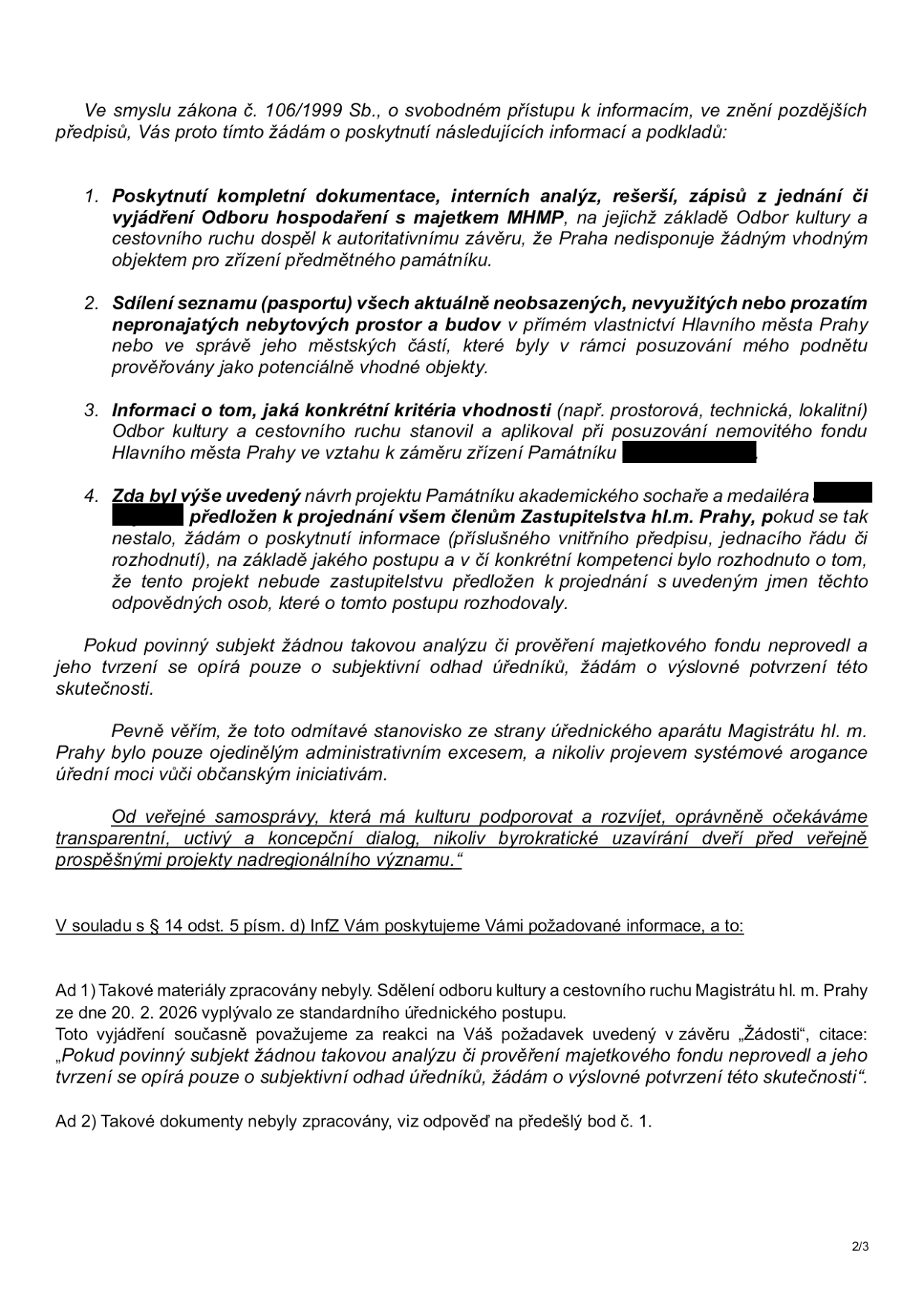 Úřední dokument (strana 2/3) obsahující žádost o informace podle zákona č. 106/1999 Sb. a následnou odpověď úřadu. Žadatel požaduje dokumentaci, analýzy a seznamy volných prostorů v majetku hl. m. Prahy pro účely zřízení památníku. Úřad v odpovědi uvádí, že žádné takové materiály ani analýzy nebyly zpracovány a že vyjádření odboru kultury bylo založeno na subjektivním odhadu úředníků.