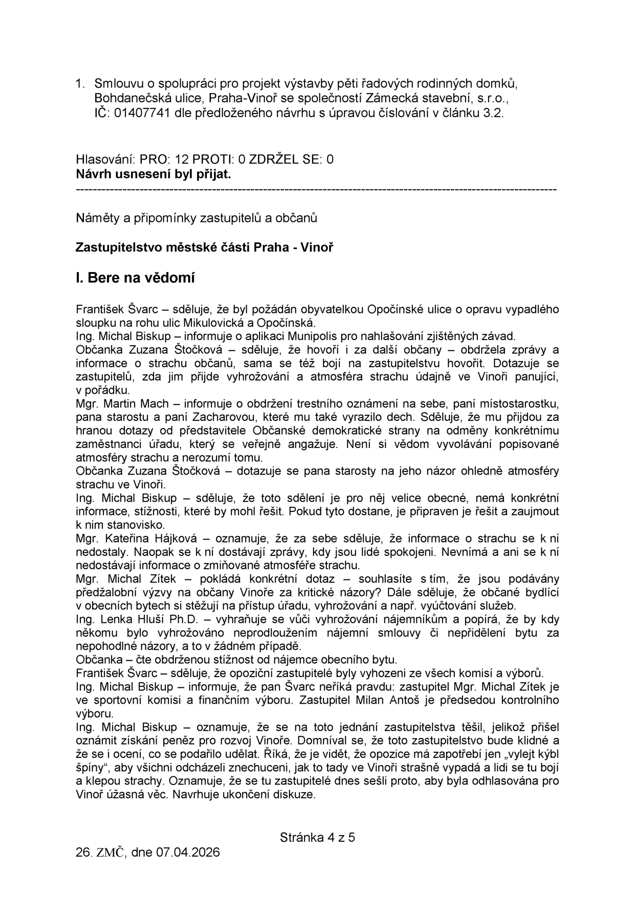 Zápis ze zasedání zastupitelstva městské části Praha-Vinoř (26. ZMČ, 07.04.2026, strana 4 z 5). Obsah: 1. Schválení smlouvy o spolupráci pro projekt výstavby pěti řadových rodinných domků v Bohdanečské ulici se společností Zámecká stavební, s.r.o. (IČ: 01407741). Následuje sekce 'Náměty a připomínky zastupitelů a občanů', kde se řeší: oprava sloupu na rohu ulic Mikulovická a Opočínská, aplikace Munipolis, obavy občanů z atmosféry strachu ve Vinoři, dotazy na odměny zaměstnanců úřadu, stížnosti na přístup úřadu a nájemní smlouvy v obecních bytech, obsazení komisí a výborů a politické spory mezi zastupiteli.