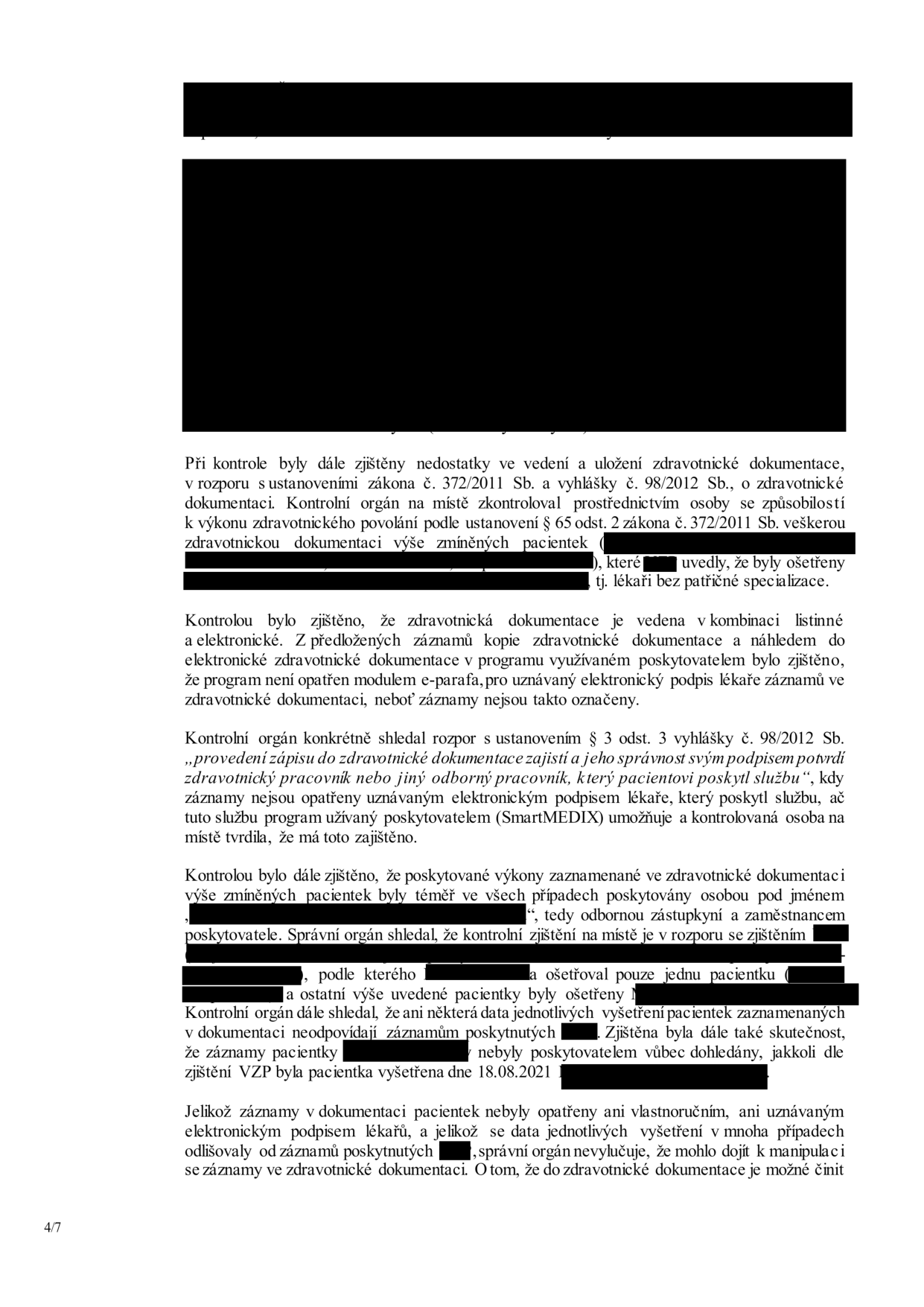 Text dokumentu popisující zjištěné nedostatky při kontrole zdravotnické dokumentace: 1. Nedostatky ve vedení a uložení dokumentace v rozporu se zákonem č. 372/2011 Sb. a vyhláškou č. 98/2012 Sb. (ošetření lékaři bez patřičné specializace). 2. Dokumentace vedena v kombinaci listinné a elektronické formy, přičemž elektronický systém (SmartMEDIX) nebyl opatřen modulem e-parafa pro uznávaný elektronický podpis lékaře, což je v rozporu s § 3 odst. 3 vyhlášky č. 98/2012 Sb. 3. Zjištěno, že výkony byly v mnoha případech vykazovány osobou, která je odbornou zástupkyní a zaměstnankyní, přestože reálně ošetřovali jiní lékaři. 4. Zjištěny nesrovnalosti mezi záznamy v dokumentaci a skutečným poskytnutím péče (v jednom případě nebyla dokumentace dohledána, přestože VZP evidovala vyšetření). 5. Vzhledem k absenci podpisů a nesrovnalostem v datech vyšetření správní orgán nevylučuje manipulaci se zdravotnickou dokumentací.