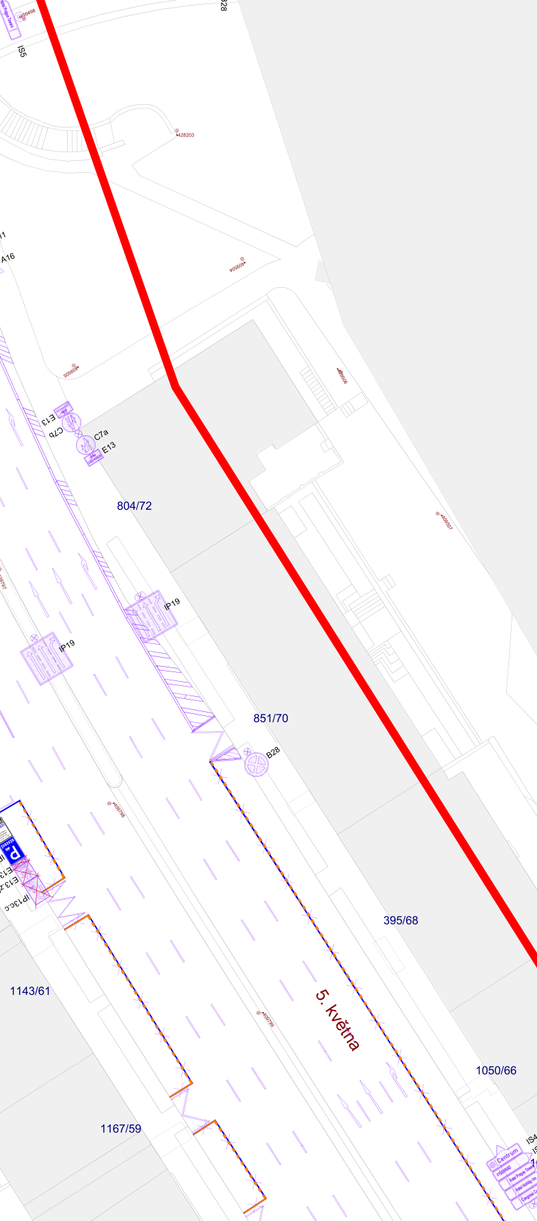 Situační nákres dopravního značení ulice 5. května. V mapě jsou vyznačena čísla parcel (804/72, 851/70, 395/68, 1143/61, 1167/59, 1050/66), dopravní značky (IP19, C7a, E13, B28, IP13c.c) a název ulice '5. května'. Červená čára vyznačuje trasu v prostoru.