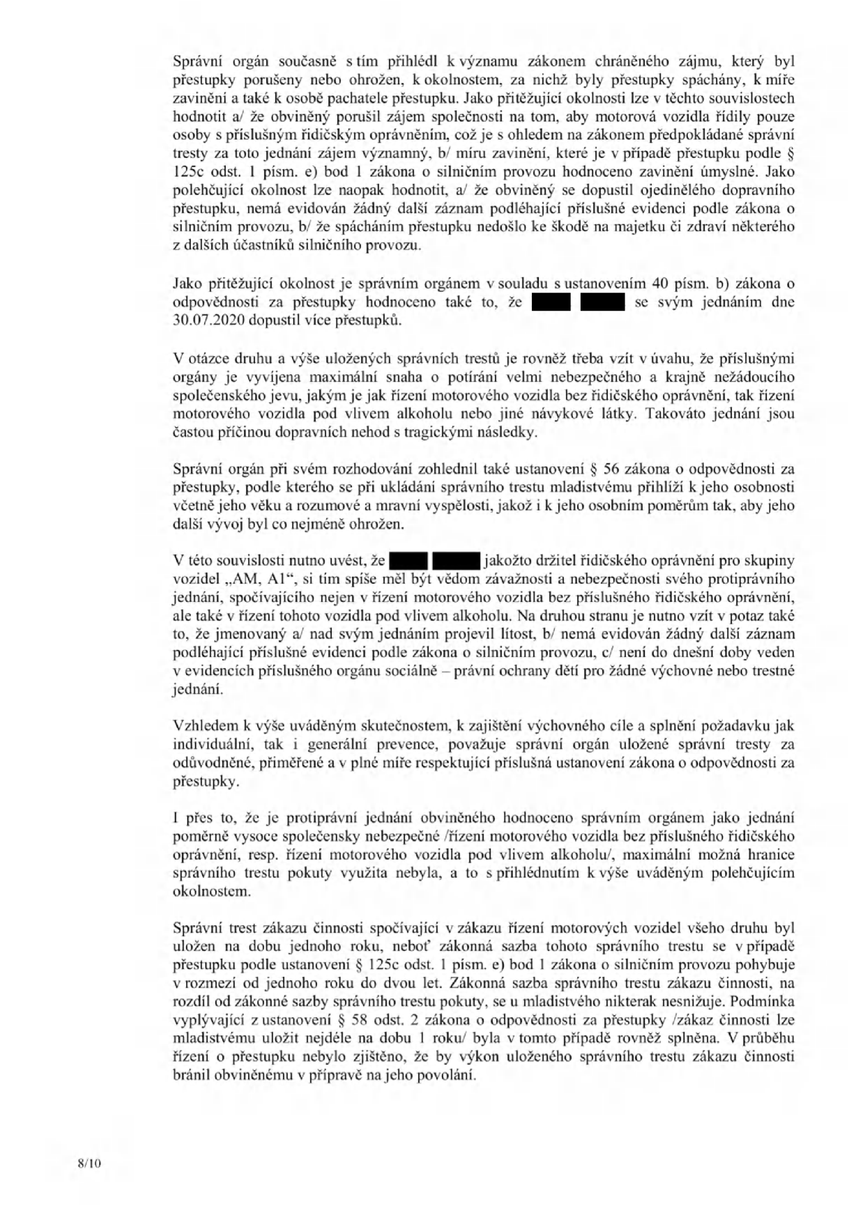 Text dokumentu (strana 8/10) obsahující odůvodnění správního orgánu ohledně uložení trestu za přestupky. Správní orgán hodnotí přitěžující okolnosti (porušení zájmu společnosti, řízení bez oprávnění, řízení pod vlivem alkoholu, spáchání více přestupků dne 30.07.2020) a polehčující okolnosti (dosavadní bezúhonnost, absence škody na majetku či zdraví, projevená lítost). Dále je uvedeno zohlednění věku a vyspělosti mladistvého, zdůvodnění výše pokuty a zákazu činnosti (zákaz řízení motorových vozidel na dobu jednoho roku).