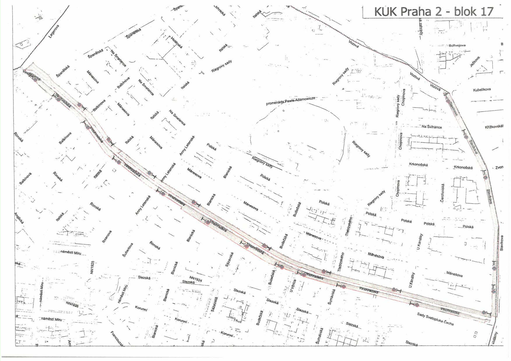Mapa území bloku 17 v Praze 2 se zvýrazněnými trasami a body zájmu.