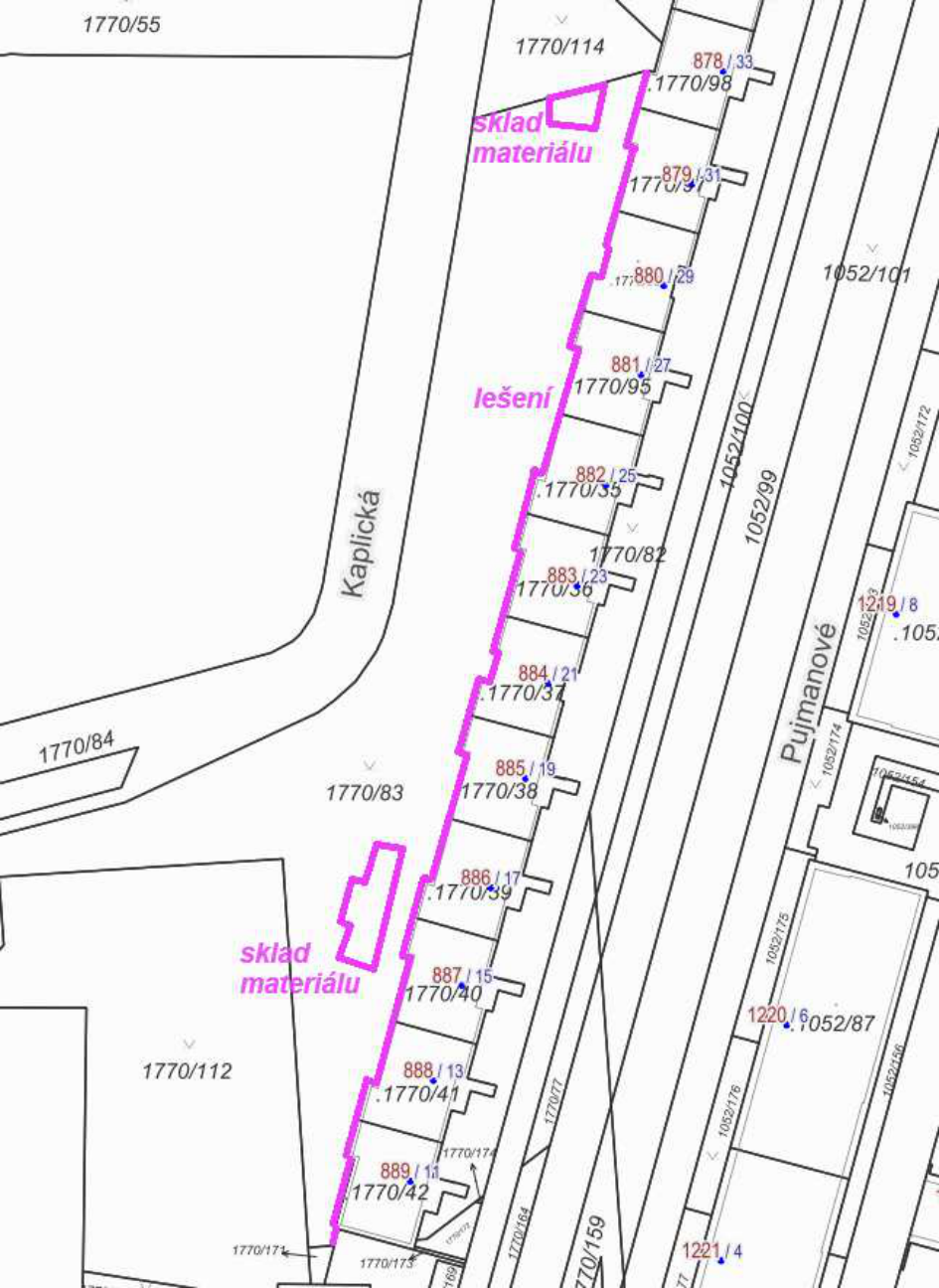 Situační nákres záboru veřejného prostranství v katastrální mapě. Vyznačeny jsou plochy pro 'sklad materiálu' a 'lešení' podél ulice Kaplická. Zobrazená čísla parcel: 1770/55, 1770/114, 1770/98, 1770/97, 1770/29, 1770/95, 1770/35, 1770/82, 1770/36, 1770/37, 1770/38, 1770/39, 1770/40, 1770/41, 1770/42, 1770/83, 1770/84, 1770/112, 1770/173, 1770/174, 1770/77, 1770/164, 1770/159, 1052/101, 1052/100, 1052/99, 1052/174, 1052/175, 1052/176, 1052/87, 1052/156, 1052/18. Uvedena čísla popisná/orientační: 33, 31, 29, 27, 25, 23, 21, 19, 17, 15, 13, 11. Ulice: Kaplická, Pujmanové.
