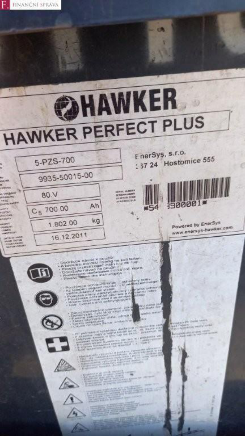 Štítek průmyslové baterie Hawker Perfect Plus. Technické údaje: typ 5-PZS-700, kód 9935-50015-00, napětí 80 V, kapacita C5 700 Ah, hmotnost 1802 kg, datum výroby 16. 12. 2011. Výrobce: EnerSys, s.r.o., 267 24 Hostomice 555. Štítek obsahuje bezpečnostní pokyny (používání ochranných pomůcek, zákaz otevřeného ohně, nebezpečí poleptání kyselinou, nebezpečí výbuchu, elektrické napětí).