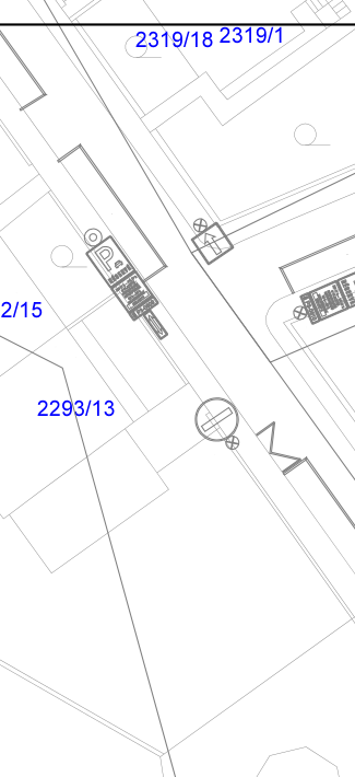 Výřez katastrální mapy obsahující parcelní čísla 2319/18, 2319/1, 2293/13 a 2/15. V mapě je zakresleno dopravní značení (značka parkoviště s dodatkovou tabulkou, šipka směru jízdy, zákaz vjezdu) a půdorysy stavebních objektů.