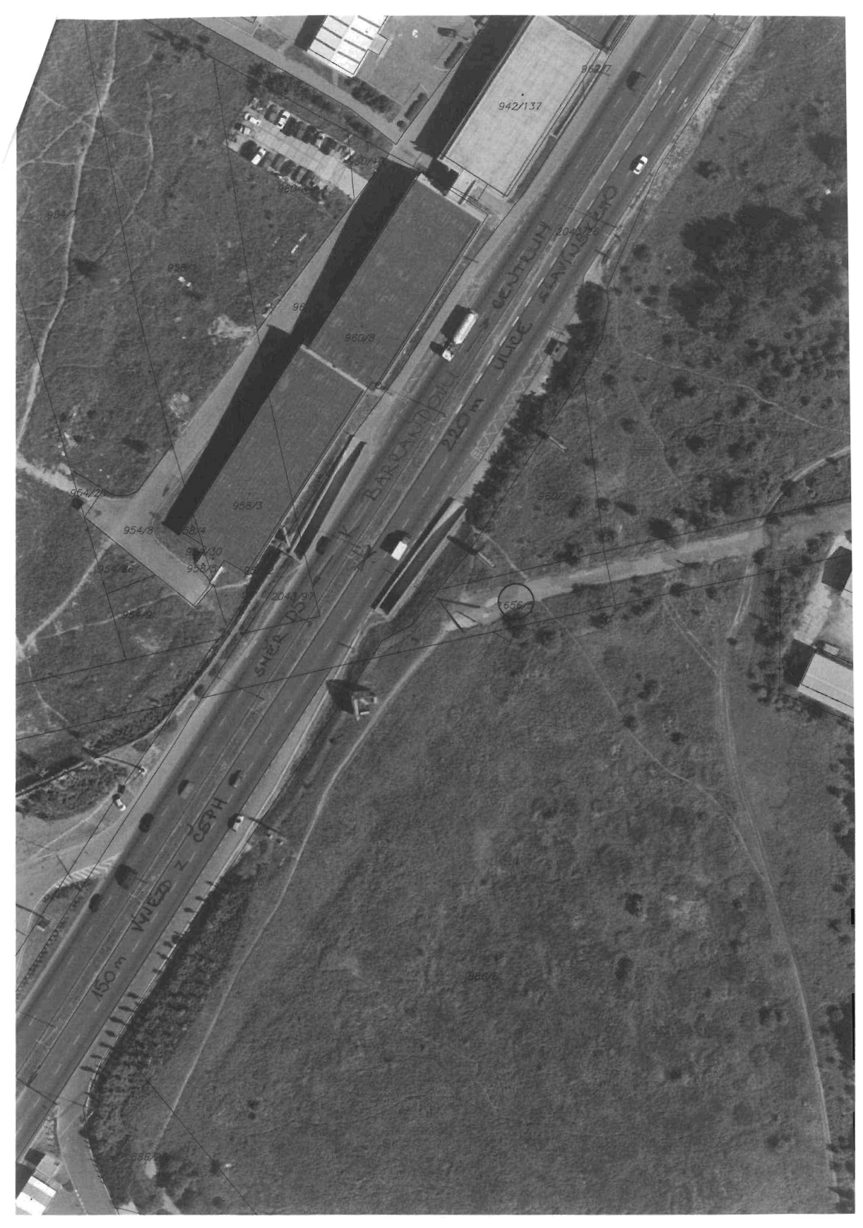 Letecký snímek (ortofoto) s katastrálními hranicemi a ručně psanými poznámkami. Obsahuje čísla parcel (např. 942/137, 960/8, 958/3, 954/8, 886/6, 656). Ručně psané texty na silnici: 'K BARRANDOVU CENTRUM 220m ULICE SLAVÍKOVA', 'SMĚR D5', '150m VJEZD Z ČSPH'.
