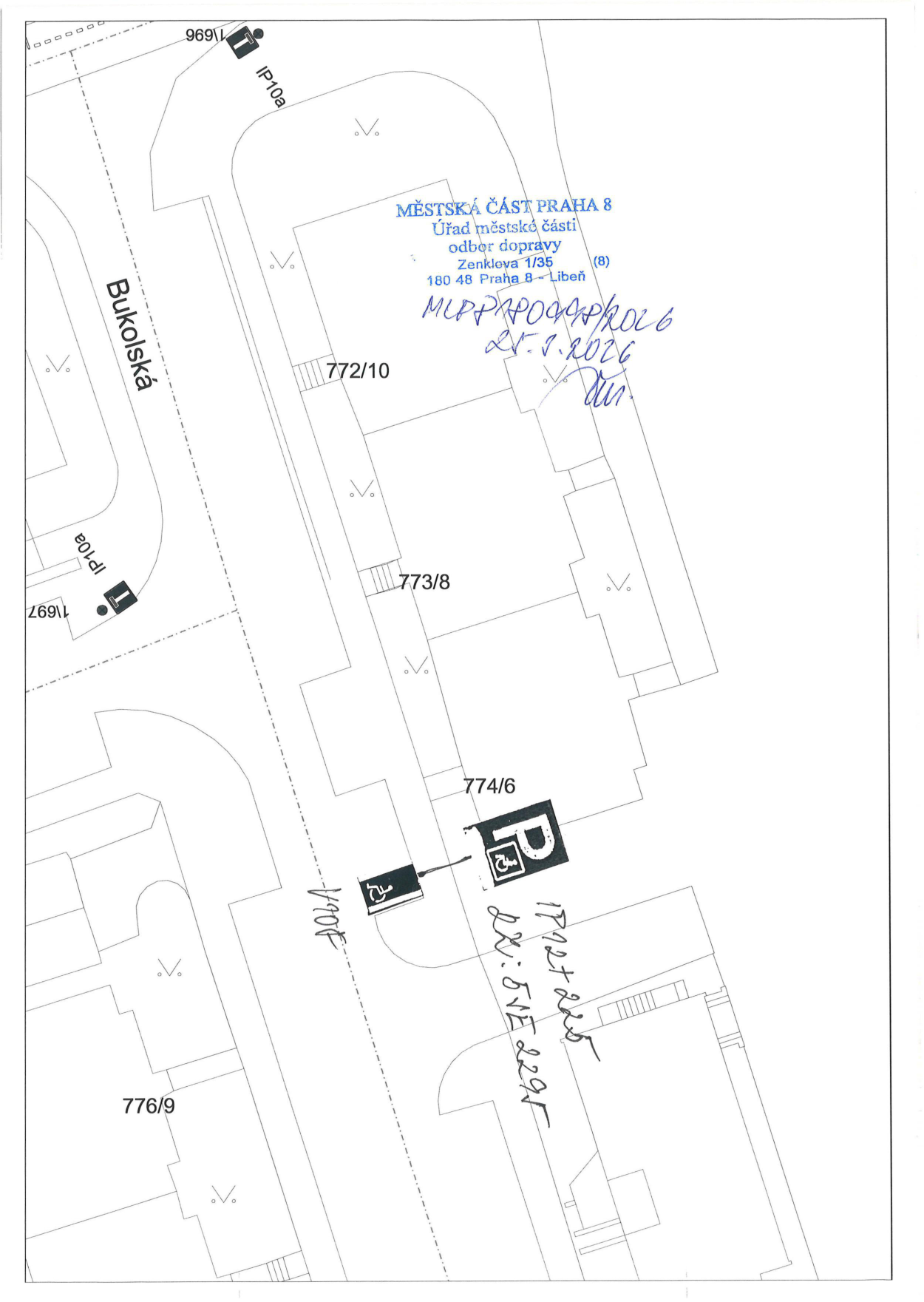 Situační nákres dopravního značení a parkovacího místa pro invalidy u budov v ulici Bukolská.
