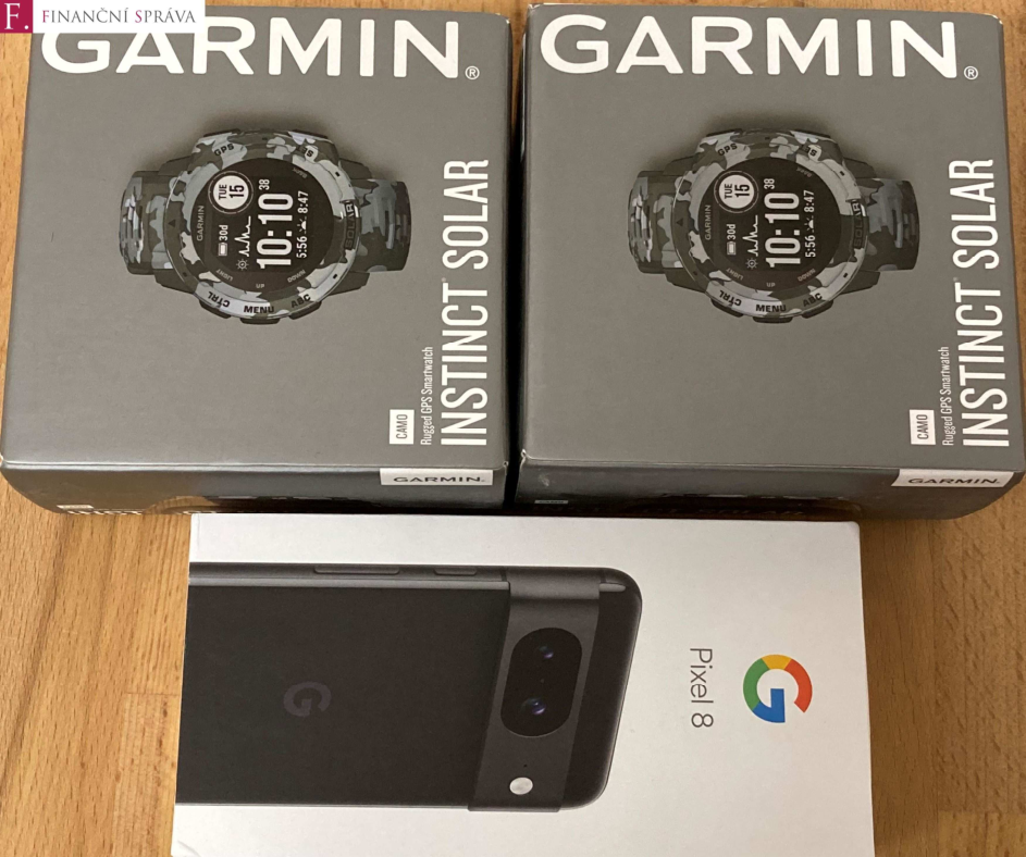 Fotografie balení chytrých hodinek Garmin Instinct Solar a telefonu Google Pixel 8.