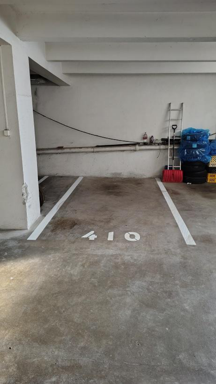 Fotografie parkovacího stání číslo 410 v podzemních garážích.