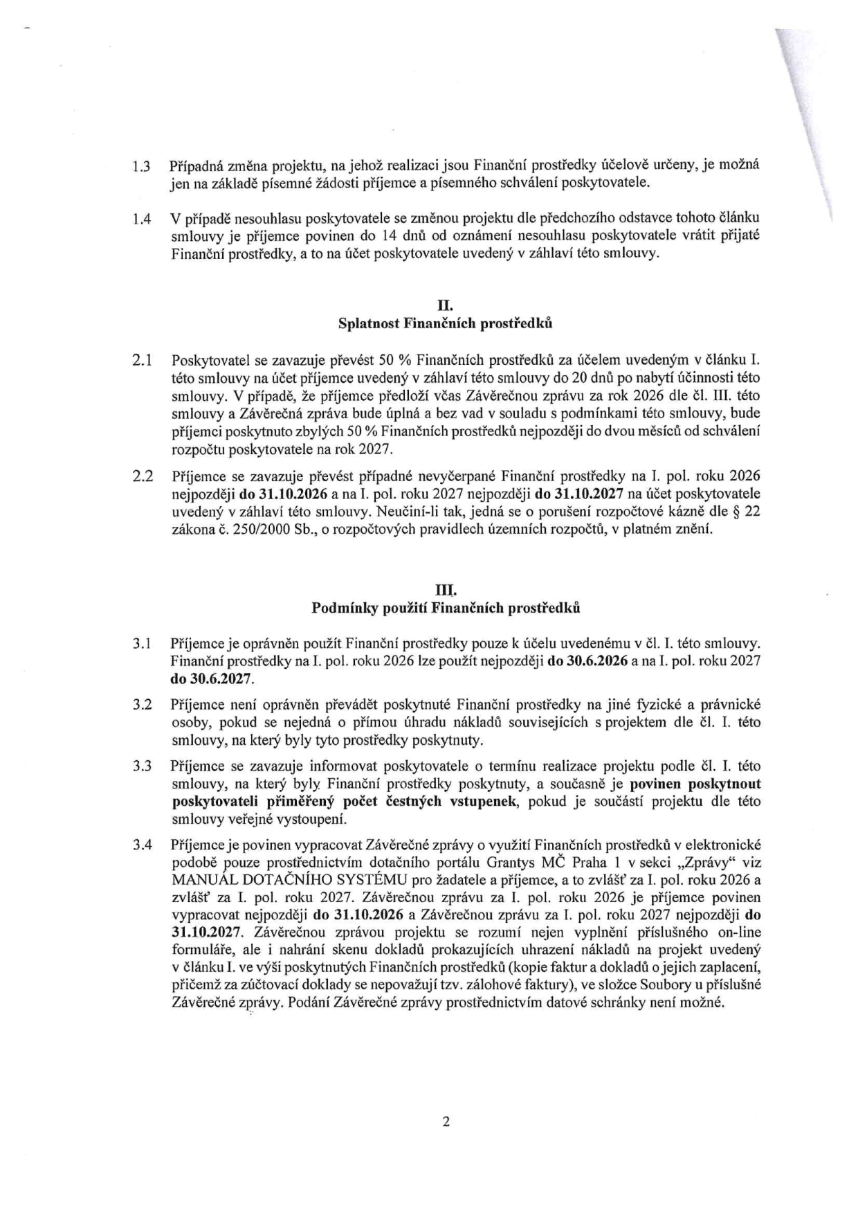 Strana 2 smlouvy o poskytnutí finančních prostředků. Obsahuje body: 1.3 (změna projektu), 1.4 (nesouhlas poskytovatele), II. Splatnost finančních prostředků (2.1: výplata 50 % po podpisu, zbylých 50 % po schválení závěrečné zprávy za rok 2026 do 31.10.2027; 2.2: vrácení nevyčerpaných prostředků do 31.10.2026 a 31.10.2027), III. Podmínky použití finančních prostředků (3.1: termíny použití do 30.6.2026 a 30.6.2027; 3.2: zákaz převodu na jiné osoby; 3.3: povinnost poskytnout čestné vstupenky; 3.4: povinnost podat závěrečné zprávy přes dotační portál Granty MČ Praha 1 do 31.10.2026 a 31.10.2027).