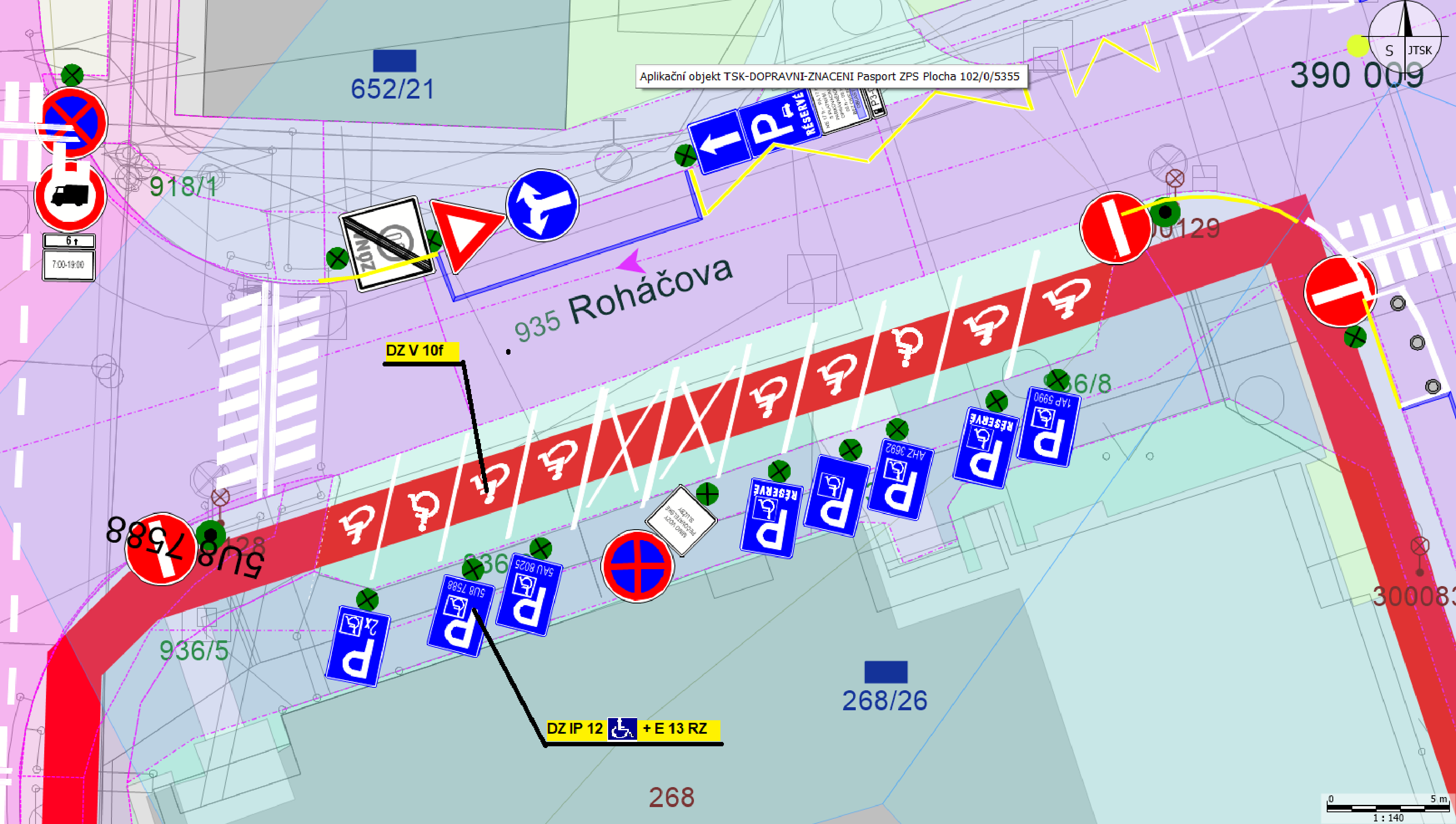 Situační nákres dopravního značení v ulici Roháčova (č. 935). Obsahuje vyznačení parkovacích míst pro invalidy (označeno piktogramy vozíčkářů a značkami IP 12 s dodatkovou tabulkou E 13 RZ), zákazy vjezdu, příkazové značky a zónu zákazu stání. Identifikace objektu: 'Aplikační objekt TSK-DOPRAVNI-ZNACENI Pasport ZPS Plocha 102/0/5355'. Čísla parcel v okolí: 652/21, 918/1, 936/5, 268, 268/26, 300083. Značka zákazu vjezdu nákladních vozidel s dodatkovou tabulkou '7:00-19:00' a '6 t'. Měřítko 1:140.