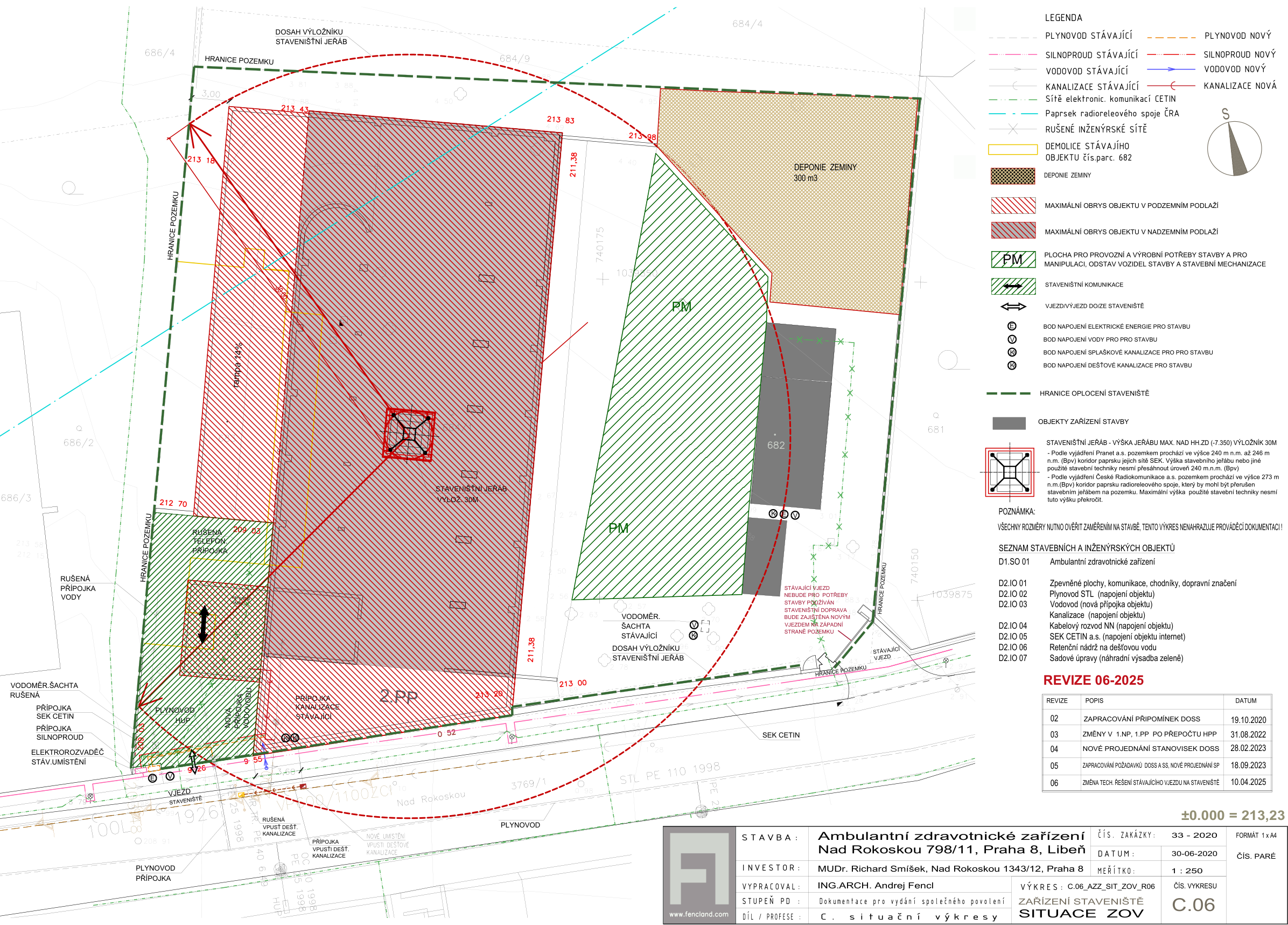 Situační výkres zařízení staveniště pro stavbu 'Ambulantní zdravotnické zařízení' na adrese Nad Rokoskou 798/11, Praha 8, Libeň. Dokument obsahuje: 
- Legenda: stávající a nové inženýrské sítě (plynovod, silnoproud, vodovod, kanalizace, CETIN), demolice objektu č.p. 682, deponie zeminy, obrysy objektů, plochy pro provoz a manipulaci, staveništní komunikace, body napojení energií, hranice staveniště a dosah výložníku jeřábu.
- Poznámka: Staveništní jeřáb (výška 30m) podléhá omezením koridoru radioreleového spoje ČRa.
- Seznam stavebních a inženýrských objektů: SO 01 Ambulantní zdravotnické zařízení, SO 02 Zpevněné plochy, SO 03 Plynovod STL, SO 04 Vodovod, SO 05 Kanalizace, SO 06 Kabelový rozvod NN, SO 07 CETIN, SO 08 Retenční nádrž, SO 09 Sadové úpravy.
- Revize 06-2025: Změna technického řešení stávajícího vjezdu na staveniště (10.04.2025).
- Informace o stavbě: Investor MUDr. Richard Smíšek, vypracoval Ing. arch. Andrej Fencl, datum 30-06-2020, měřítko 1:250, výkres C.06.