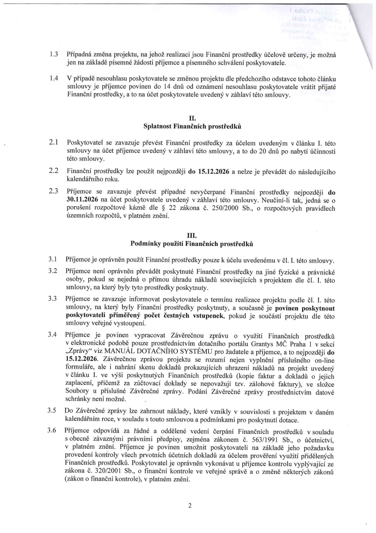 Druhá strana smlouvy o poskytnutí finančních prostředků. Obsahuje body: 1.3 (změna projektu), 1.4 (nesouhlas poskytovatele), II. Splatnost finančních prostředků (2.1 převod prostředků do 20 dnů, 2.2 použití do 15.12.2026, 2.3 vrácení nevyčerpaných prostředků do 30.11.2026), III. Podmínky použití finančních prostředků (3.1 účelové určení, 3.2 zákaz převodu, 3.3 čestné vstupenky, 3.4 vypracování závěrečné zprávy do 15.12.2026 přes dotační portál MČ Praha 1, 3.5 uznatelné náklady, 3.6 vedení účetnictví a kontrola dle zákona č. 320/2001 Sb.).