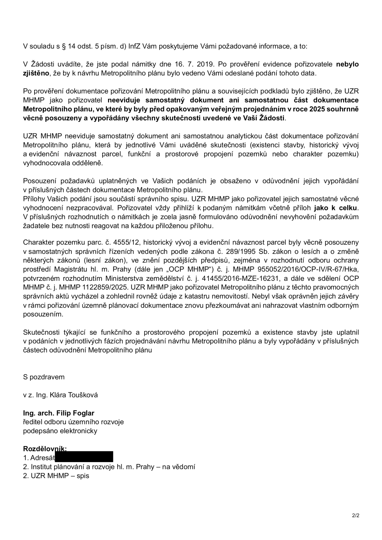 Úřední sdělení odboru územního rozvoje Magistrátu hl. m. Prahy (UZR MHMP) týkající se vypořádání námitek k návrhu Metropolitního plánu. Dokument uvádí, že námitka podaná 16. 7. 2019 nebyla v evidenci nalezena a že UZR MHMP nevede samostatné dokumenty k jednotlivým bodům námitek, ale vypořádává je jako celek v rámci správního spisu. Zmiňuje konkrétní pozemek parc. č. 4555/12 a odkazuje na rozhodnutí OCP MHMP č. j. MHMP 955052/2016/OCP-IV/R-67/Hka a rozhodnutí Ministerstva zemědělství č. j. 41455/2016-MZE-16231. Dokument podepsal Ing. arch. Filip Foglar, ředitel odboru územního rozvoje, v zastoupení Ing. Kláry Touškové.