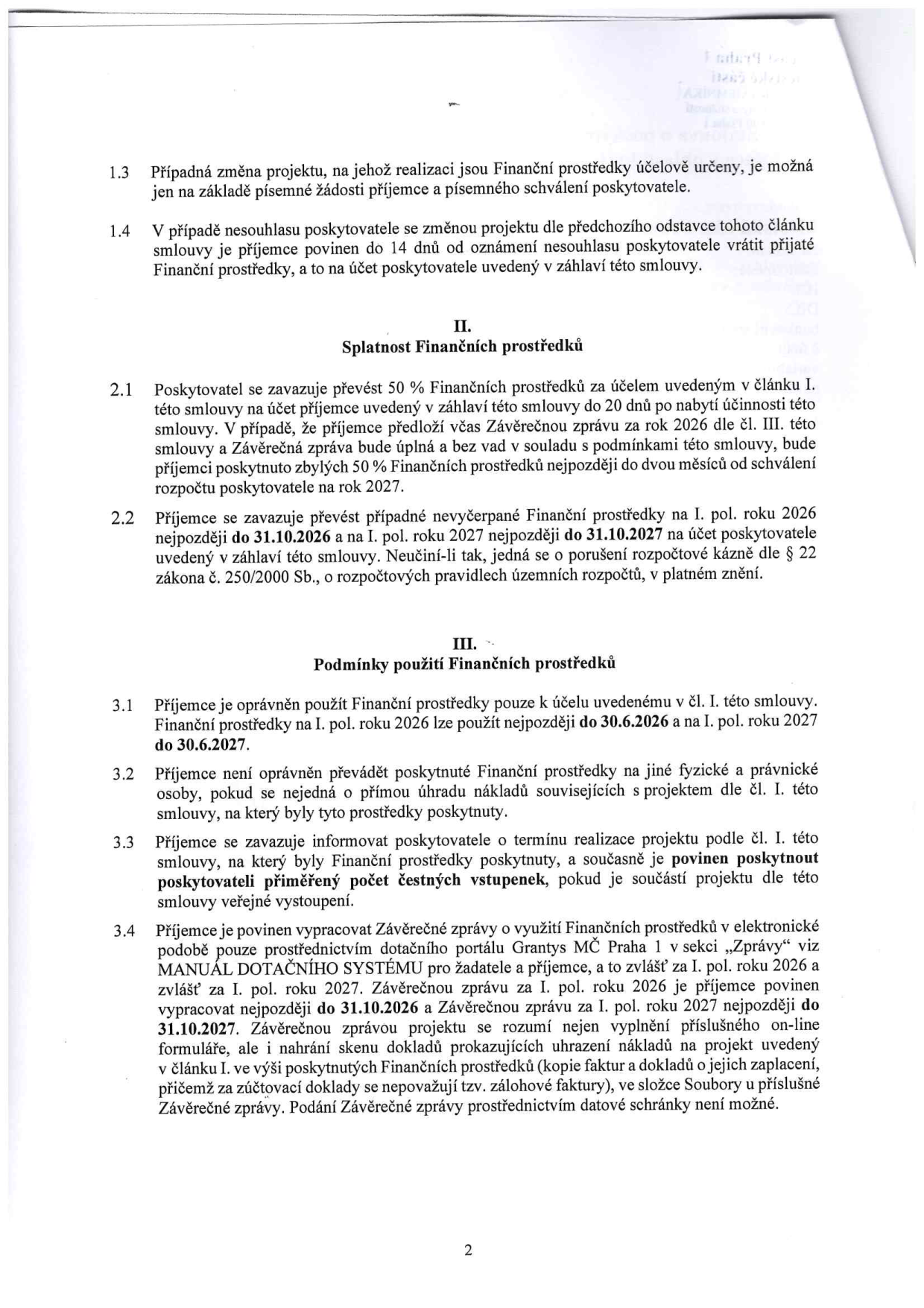 Strana 2 smlouvy o poskytnutí finančních prostředků. Obsahuje články: 1.3 a 1.4 (změna projektu), II. Splatnost finančních prostředků (2.1: převod 50 % prostředků, 2.2: vrácení nevyčerpaných prostředků do 31.10.2026 a 31.10.2027), III. Podmínky použití finančních prostředků (3.1: termíny použití do 30.6.2026 a 30.6.2027, 3.2: zákaz převodu prostředků na jiné osoby, 3.3: povinnost poskytnout čestné vstupenky, 3.4: povinnost vypracovat závěrečné zprávy elektronicky přes dotační portál Grantys MČ Praha 1 do 31.10.2026 a 31.10.2027, včetně nahrání dokladů o úhradě).