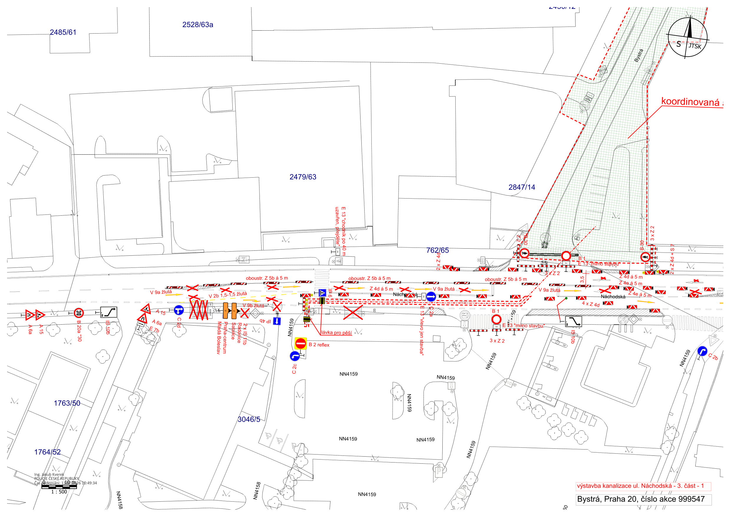 Situační plán dopravního značení pro stavbu kanalizace v ulici Náchodská, Praha 20, číslo akce 999547. Plán obsahuje zakreslení uzavírek, objízdných tras, dočasného dopravního značení (značky B 2, B 30, C 2c, C 2b, E 13, IP 4b, IS 11b, A 6a, A 15, B 20a, V 9a, V 2b) a pěší lávky. V mapě jsou uvedena čísla parcel (např. 2485/61, 2528/63a, 2479/63, 762/65, 2847/14, 1763/50, 1764/52, 3046/5, NN4159, NN4158). Měřítko 1:500. Zpracovatel: Ing. Jakub Kverek.