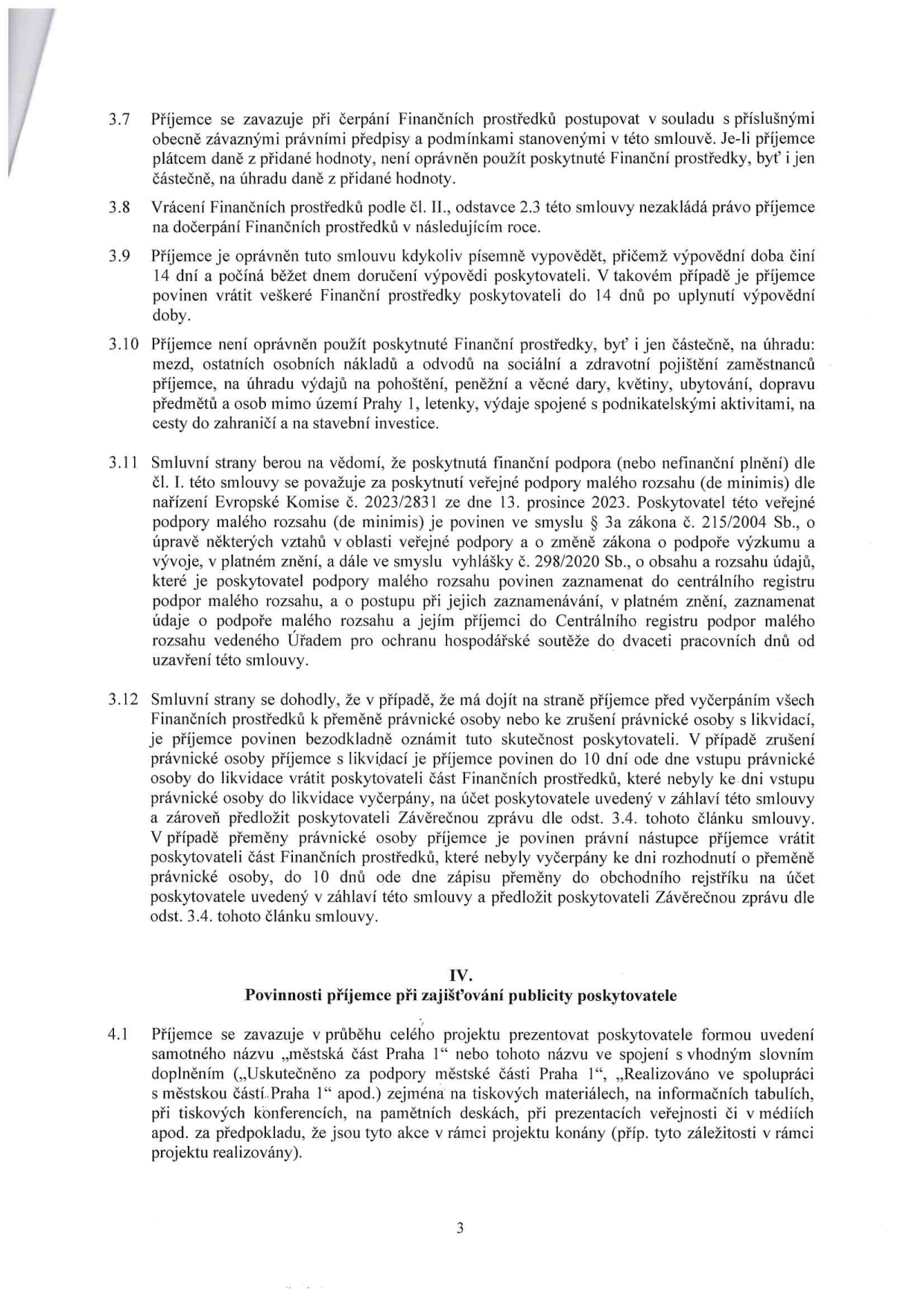 Text smlouvy obsahující body 3.7 až 4.1. Body 3.7-3.10 definují pravidla pro čerpání finančních prostředků, zákaz úhrady určitých nákladů (mzdy, pohoštění, dary, cesty mimo Prahu 1 atd.) a možnost výpovědi smlouvy. Bod 3.11 specifikuje poskytnutí veřejné podpory malého rozsahu (de minimis) dle nařízení EU č. 2023/2831. Bod 3.12 řeší postup v případě přeměny nebo zrušení právnické osoby příjemce. Článek IV, bod 4.1, stanovuje povinnost příjemce prezentovat poskytovatele (městská část Praha 1) v rámci projektu na tiskových materiálech, informačních tabulích a dalších akcích.