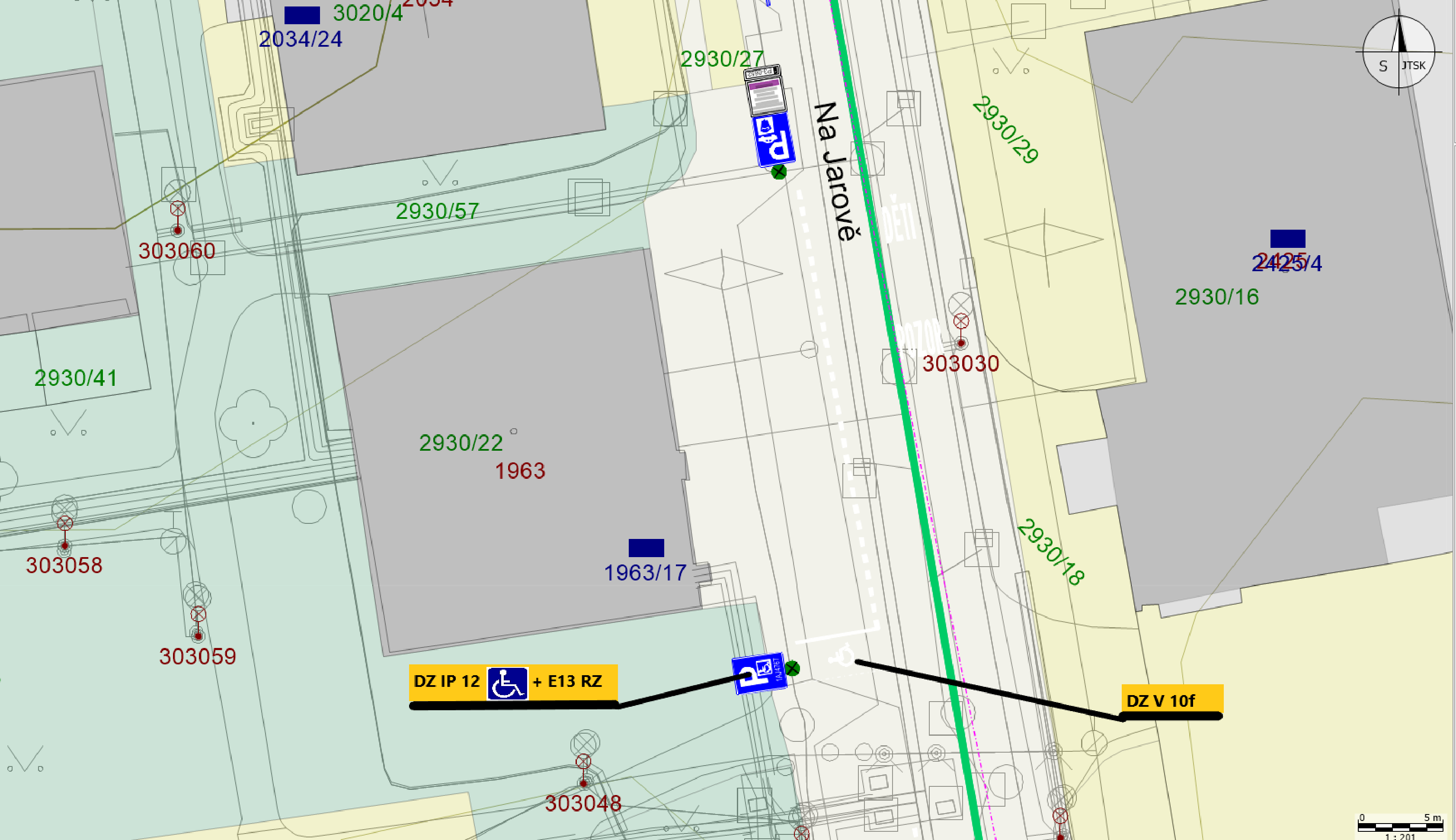 Situační nákres dopravního značení v ulici Na Jarově. Zobrazeny parcely (např. 2930/27, 2930/22, 2930/16, 2930/57, 2930/18, 2034/24, 2930/41) a identifikační čísla bodů (např. 303060, 303058, 303059, 303048, 303030, 1963/17). V plánu je vyznačeno umístění dopravního značení: 'DZ IP 12' (parkoviště pro invalidy) s dodatkovou tabulkou 'E13 RZ' a 'DZ V 10f' (vodorovné dopravní značení).