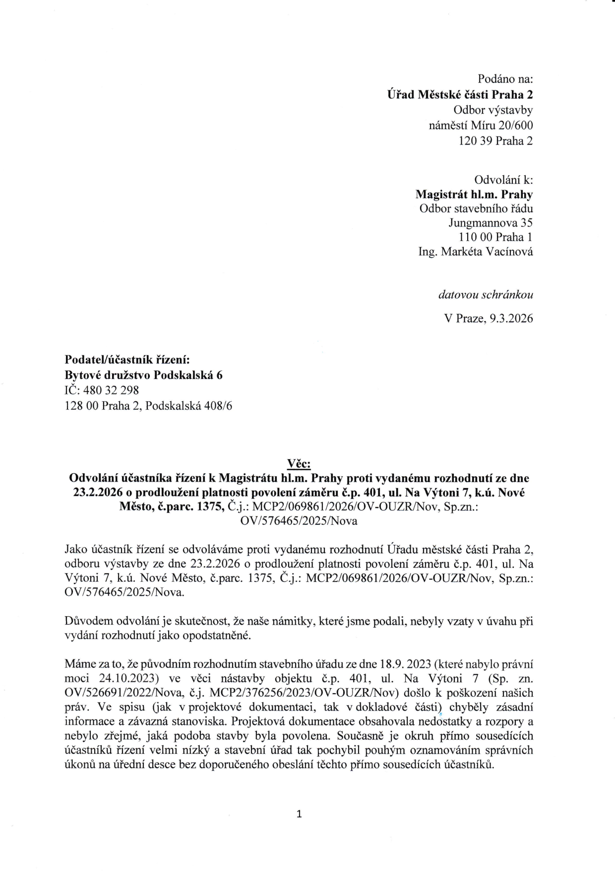 Odvolání účastníka řízení (Bytové družstvo Podskalská 6) proti rozhodnutí Úřadu městské části Praha 2 ze dne 23.2.2026 o prodloužení platnosti povolení záměru č.p. 401, ul. Na Výtoni 7, k.ú. Nové Město, č.parc. 1375, č.j. MCP2/069861/2026/OV-OUZR/Nov, sp.zn. OV/576465/2025/Nova. Odvolatel namítá, že jeho námitky nebyly vzaty v úvahu a poukazuje na nedostatky v původním rozhodnutí ze dne 18.9.2023 (právní moc 24.10.2023) týkajícím se nástavby objektu č.p. 401, konkrétně na chybějící informace v dokumentaci, rozpory v projektu a nedostatečné informování sousedících účastníků řízení.