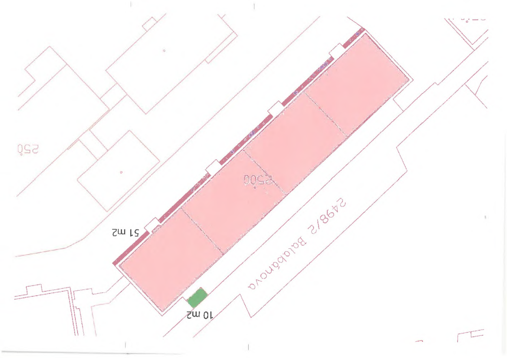 Situační nákres pozemku a budovy. V mapě je vyznačena parcela č. 2498/2 Balabánova a parcela č. 250. V plánu jsou barevně zvýrazněny plochy: růžová plocha označená číslem 2500, zelená plocha o výměře 10 m2 a tmavě růžová plocha o výměře 51 m2.