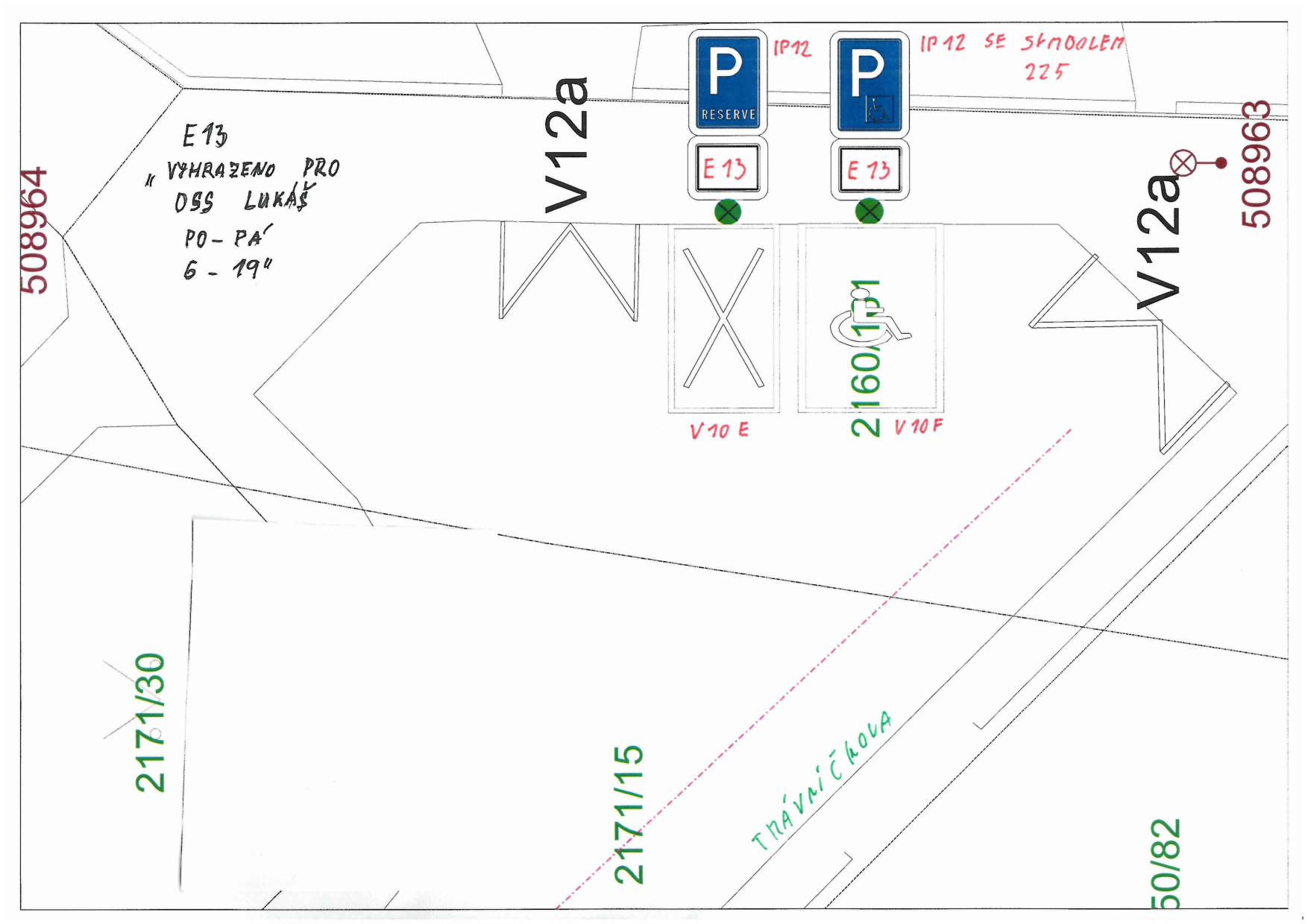 Situační nákres dopravního značení vymezující dvě parkovací místa, včetně označení pro tělesně postižené.