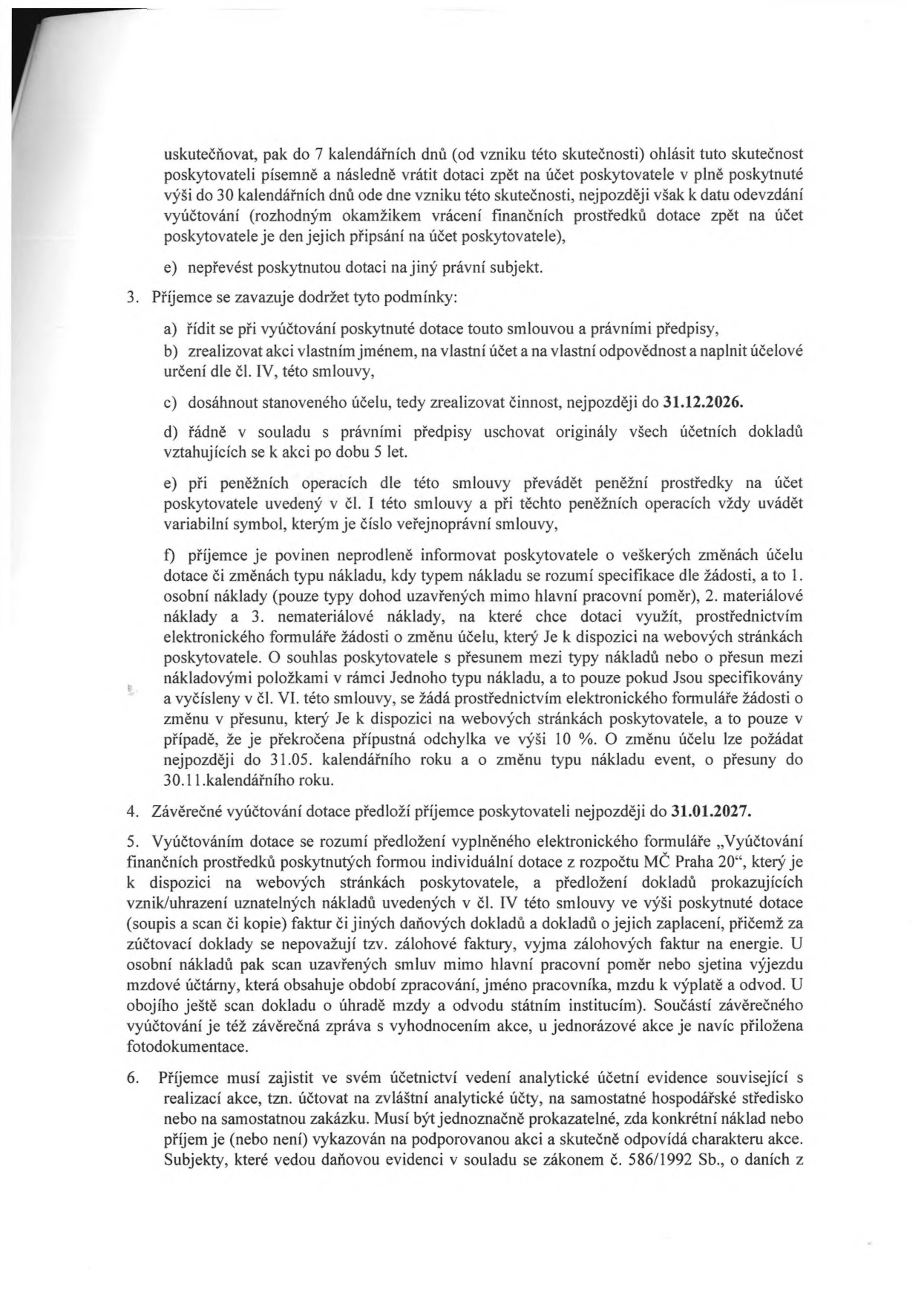 Výňatek ze smlouvy o poskytnutí dotace: 3. Příjemce se zavazuje dodržet tyto podmínky: a) řídit se vyúčtováním dle smlouvy, b) zrealizovat akci vlastním jménem a na vlastní účet, c) dosáhnout účelu do 31.12.2026, d) uschovat účetní doklady po dobu 5 let, e) při platbách uvádět variabilní symbol, f) informovat o změnách účelu dotace (osobní, materiálové, nemateriálové náklady) a žádat o přesuny mezi položkami (do 31.05. pro změnu účelu, do 30.11. pro přesuny). 4. Závěrečné vyúčtování předložit do 31.01.2027. 5. Vyúčtování probíhá přes elektronický formulář 'Vyúčtování finančních prostředků poskytnutých formou individuální dotace z rozpočtu MČ Praha 20' a doložením dokladů o vzniku/úhradě nákladů. 6. Příjemce musí vést analytickou účetní evidenci pro danou akci v souladu se zákonem č. 586/1992 Sb.