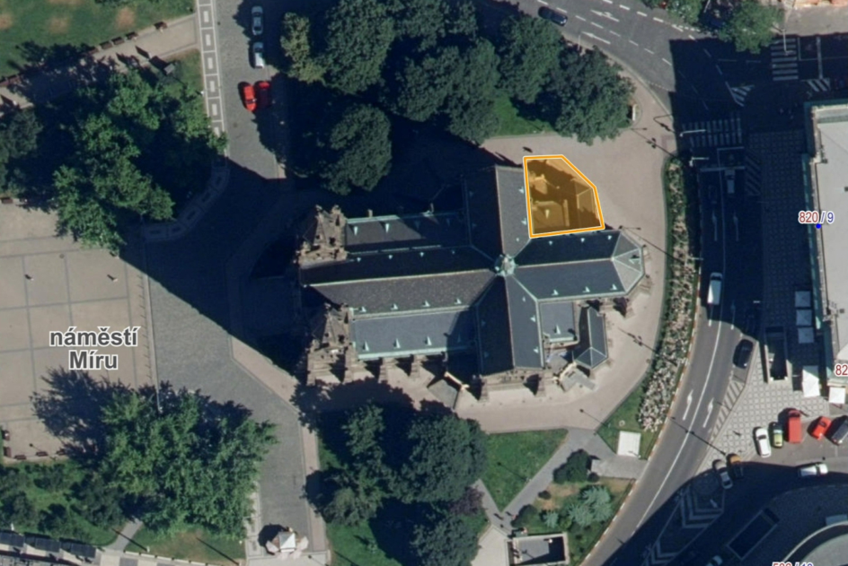 Ortofoto (letecký snímek) náměstí Míru v Praze s vyznačenou oblastí (oranžový polygon) na střeše kostela svaté Ludmily. V obrázku je čitelný text 'náměstí Míru' a čísla parcel '820/9' a '82'.